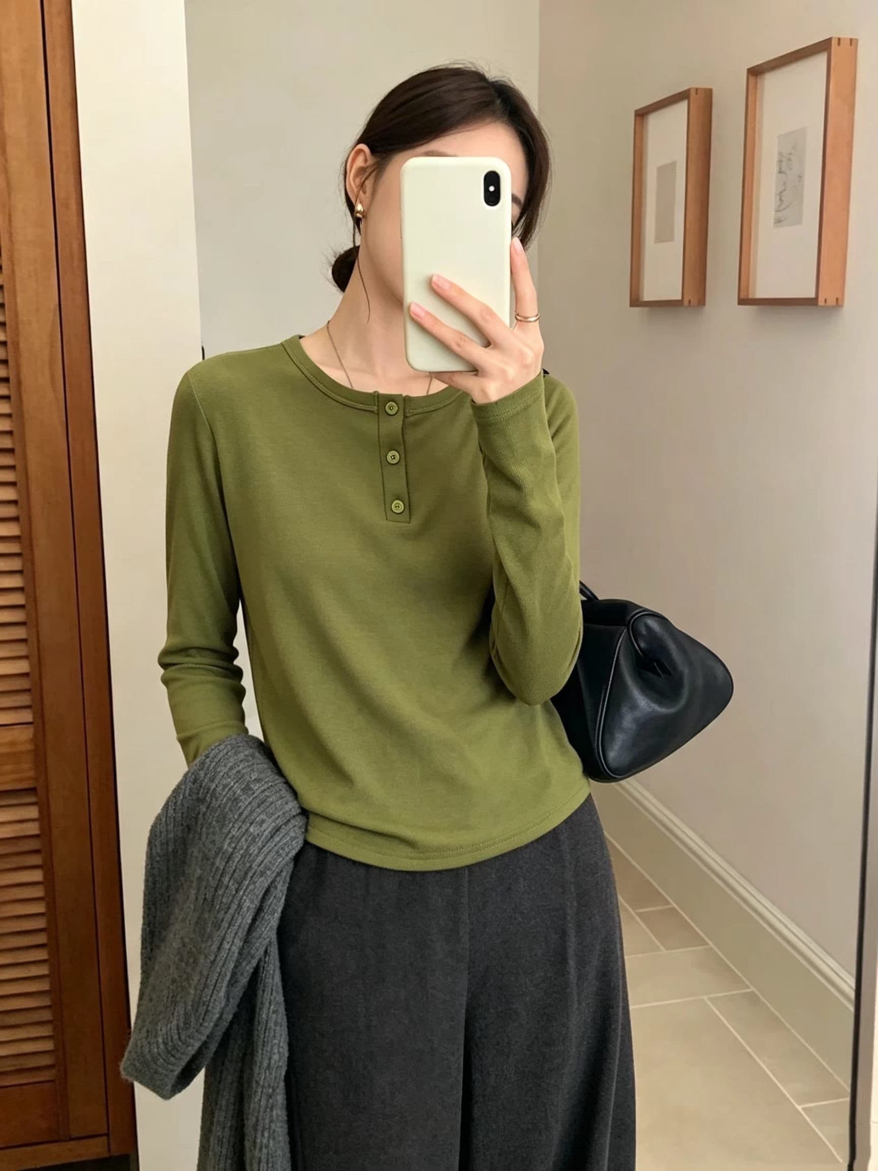 디자인 센스 단추 u 칼라 긍정적 인 어깨 긴팔 기본 셔츠 여성 몸매 가꾸기 쇼트 스타일 낮은 네크라인 티셔츠 단색 2026 봄 맨위 상세 이미지 8