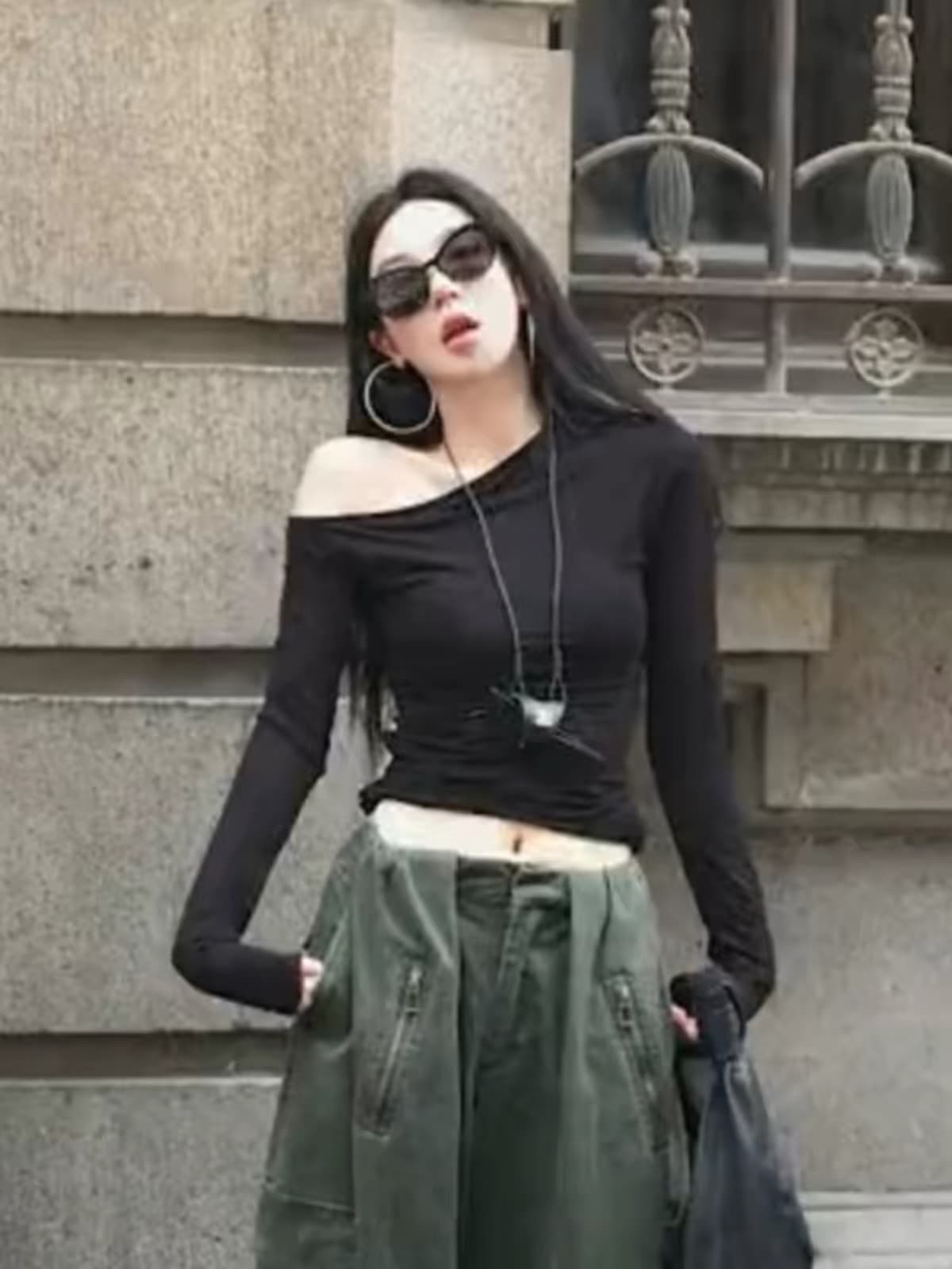 검정색 오프숄더 긴팔 티셔츠 여성 2026 새로운 조기 가을 몸매 가꾸기 슬림해 보이는 인사이드 가져 가라. 오프숄더 달콤한 매운맛 작은 맨위 이미지 2