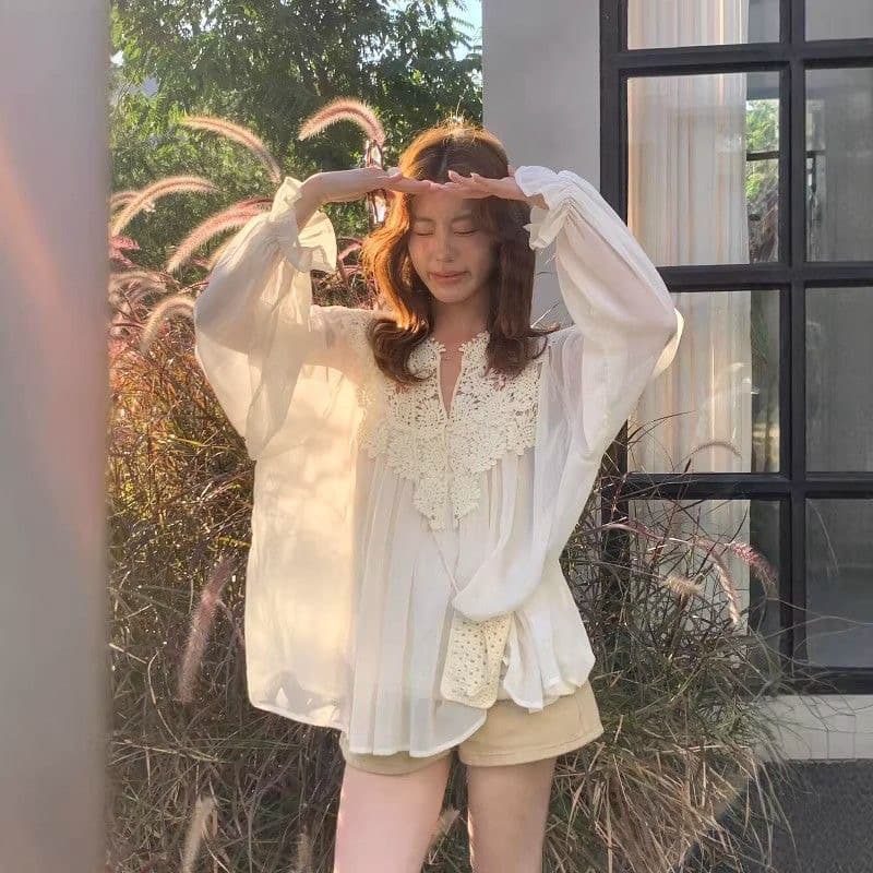 2026 이른 가을 한국 다용도 여성 의류 프랑스식 V넥 레이스 레이스 인형 셔츠 캐미솔 투피스 슈트 이미지 3