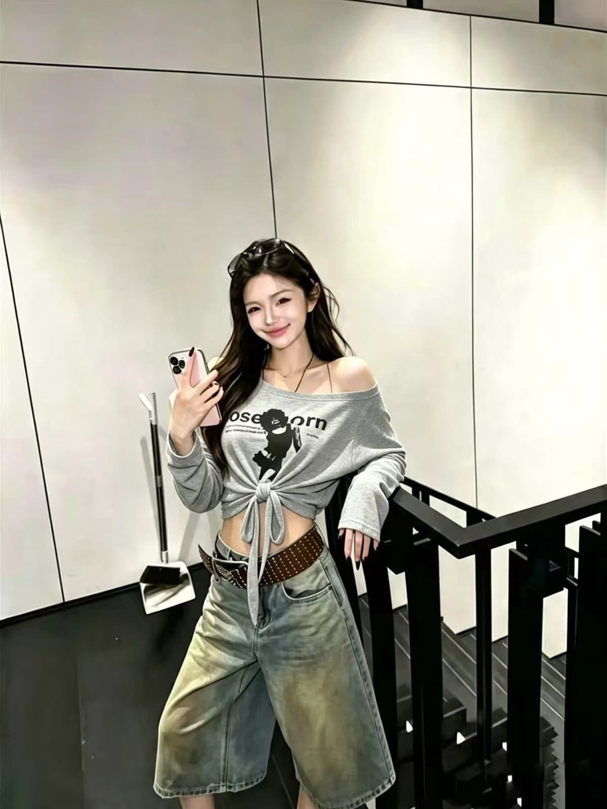 열세 개 2026 새로운 한국 스타일 패션 다용도 비스듬한 어깨 프린트 긴팔 티셔츠 여성 몸매 가꾸기 슬림해 보이는 스트랩 맨위 상세 이미지 4