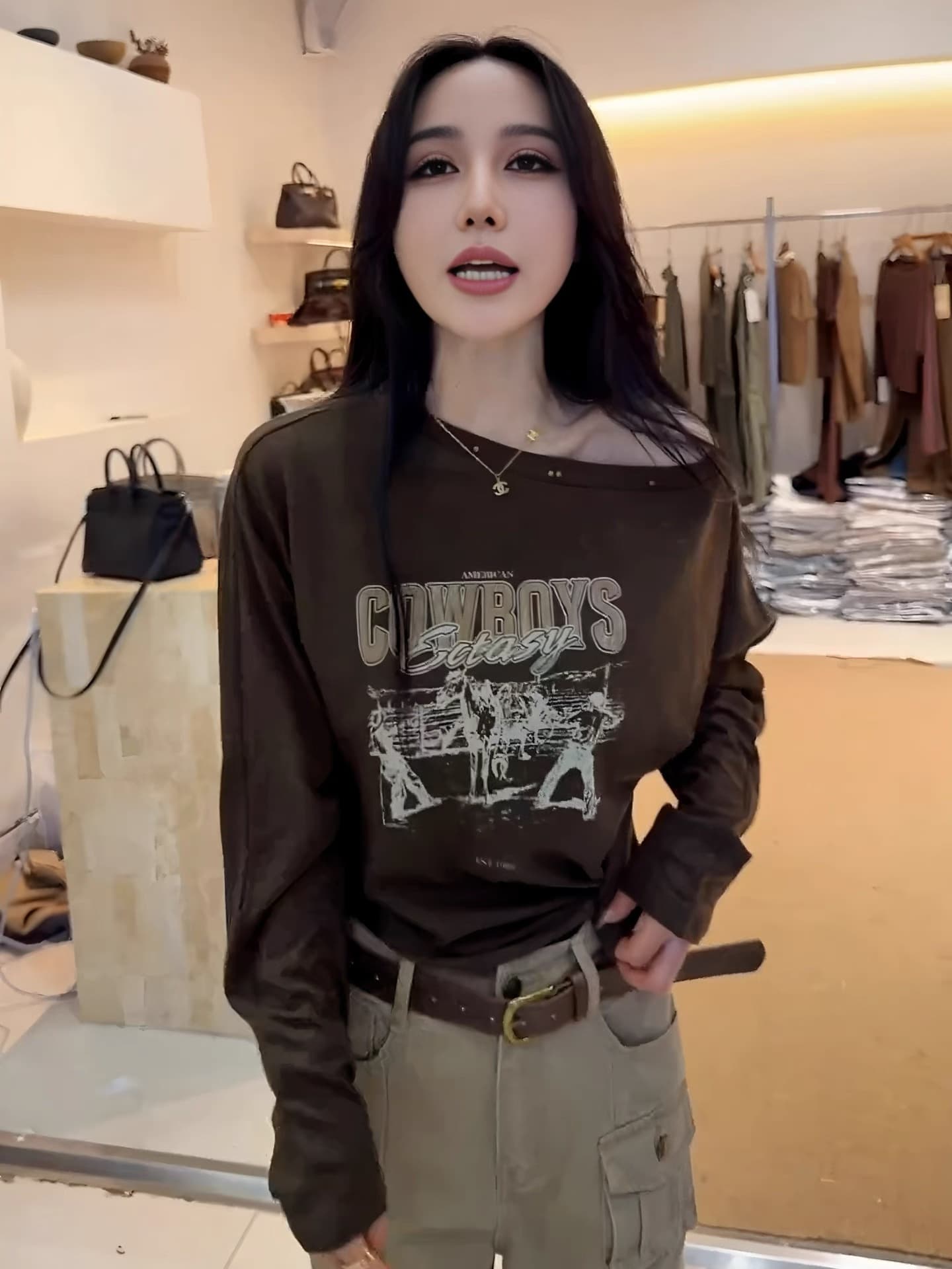 2026 아메리칸 레트로 프린트 비스듬한 어깨 긴팔 티셔츠 이른 가을 새로운 슬림해 보이는 고유 한 오프숄더 맨위 기본 셔츠 여성 상세 이미지 1