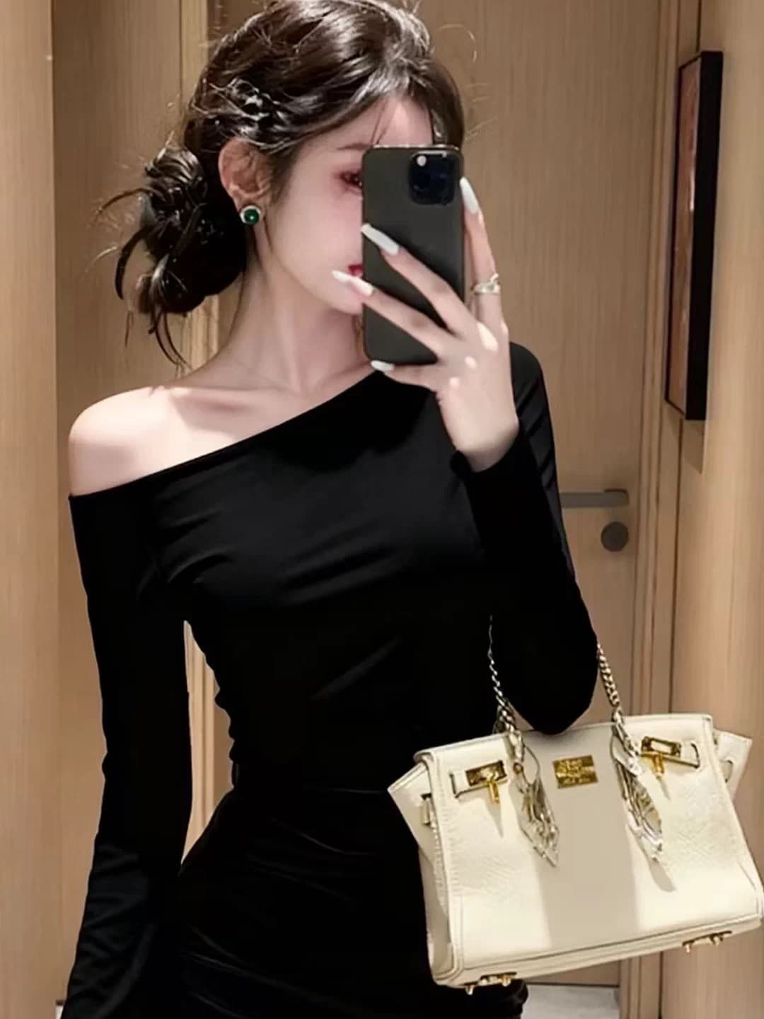빛 요리 한 검정색 비스듬한 어깨 긴팔 작은 대중 디자인 센스 품격 맨위 몸매 가꾸기 디스플레이 몸 품격 기본 셔츠 오프숄더