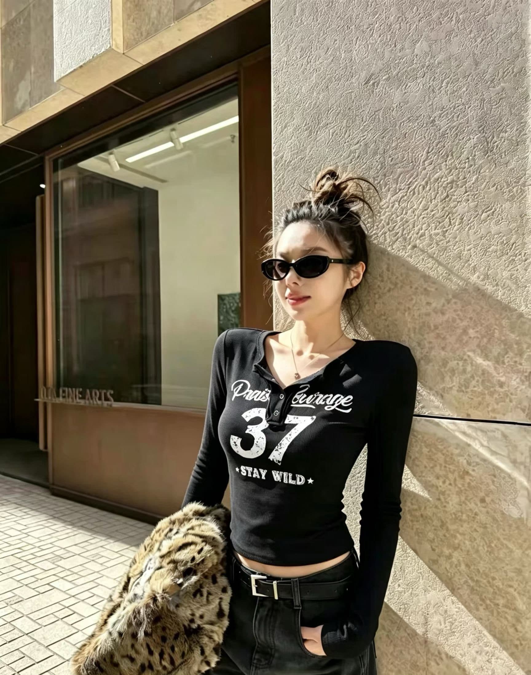 열세 개 가을 새로운 아메리칸 레트로 핫걸 알파벳 프린트 긴팔 티셔츠 여성 몸매 가꾸기 슬림해 보이는 쇼트 스타일 맨위 이미지 4