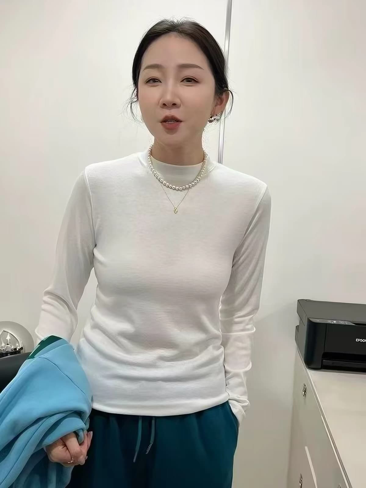화이트 반하이넥 기본 셔츠 여성 2026 봄 가을 새로운 고급 다용도 작은 스탠드 칼라 티셔츠 슬림해 보이는 외국 가스 인사이드 가져 가라.