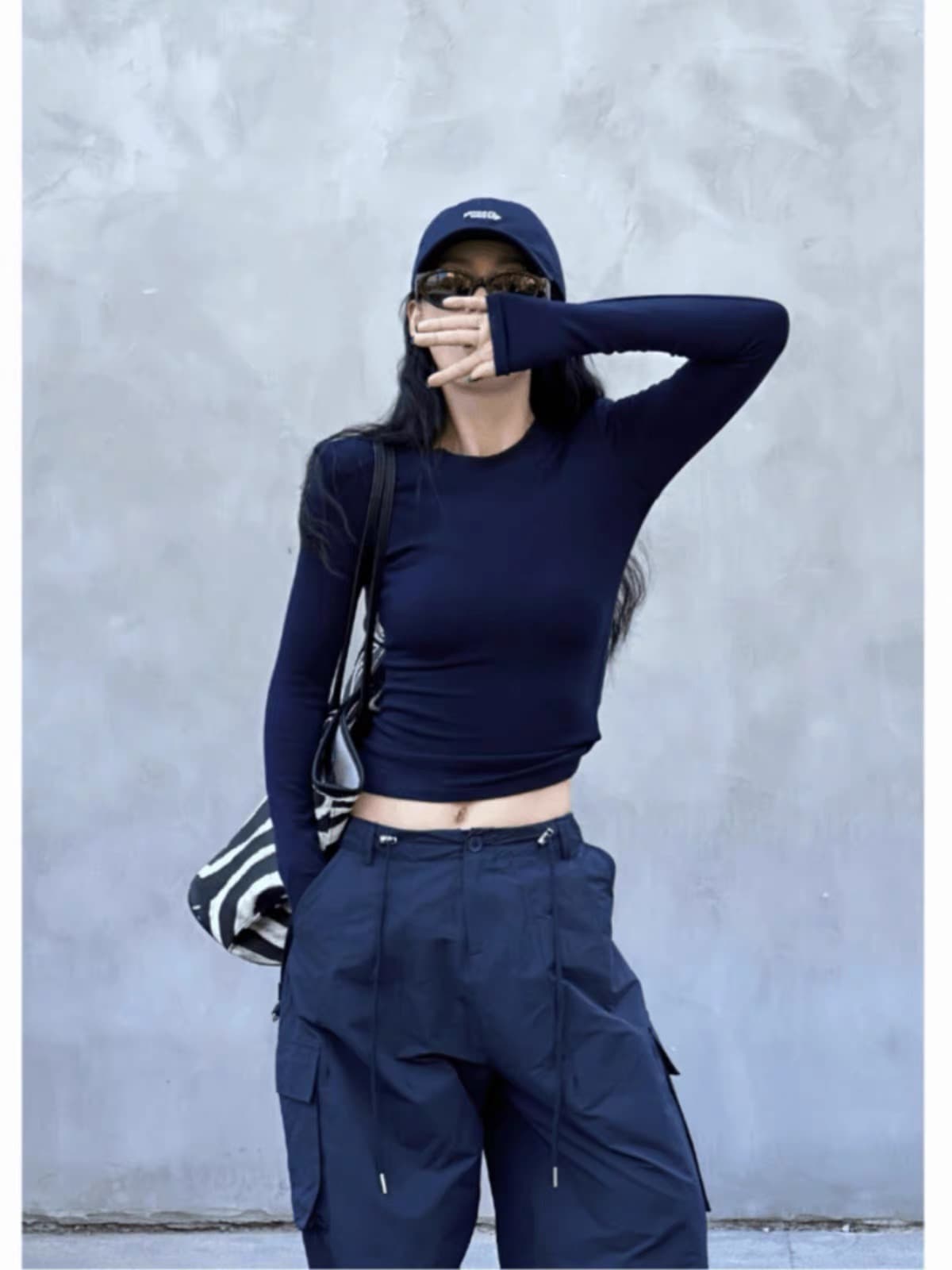 한 부서 품격 미니멀리즘 라운드 넥 긴팔 검정색 티셔츠 여성 이른 가을 새로운 몸매 가꾸기 슬림해 보이는 인사이드 가져 가라. 기본 셔츠 맨위 상세 이미지 2