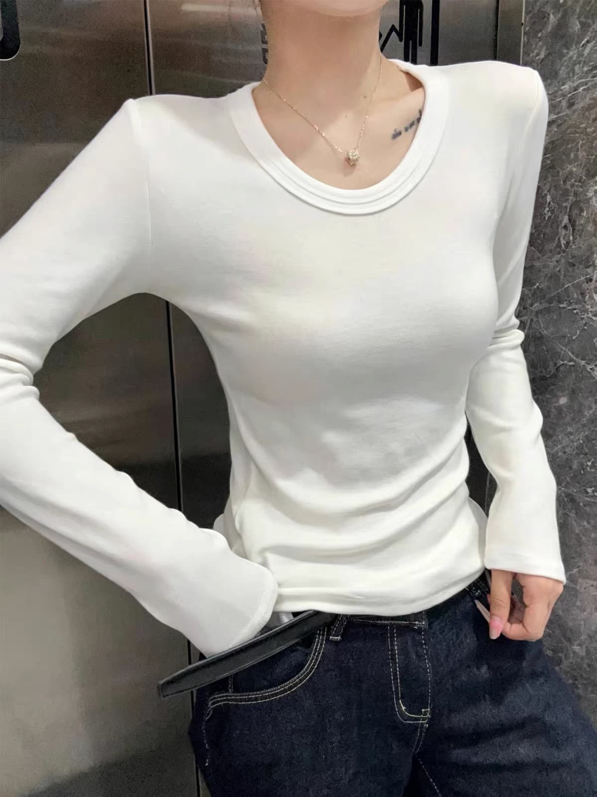 유럽 상품 미니멀리즘 단색 라운드 넥 긍정적 인 어깨 긴팔 티셔츠 여성 2026 가을 새로운 몸매 가꾸기 슬림해 보이는 기본 셔츠 맨위 상세 이미지 3