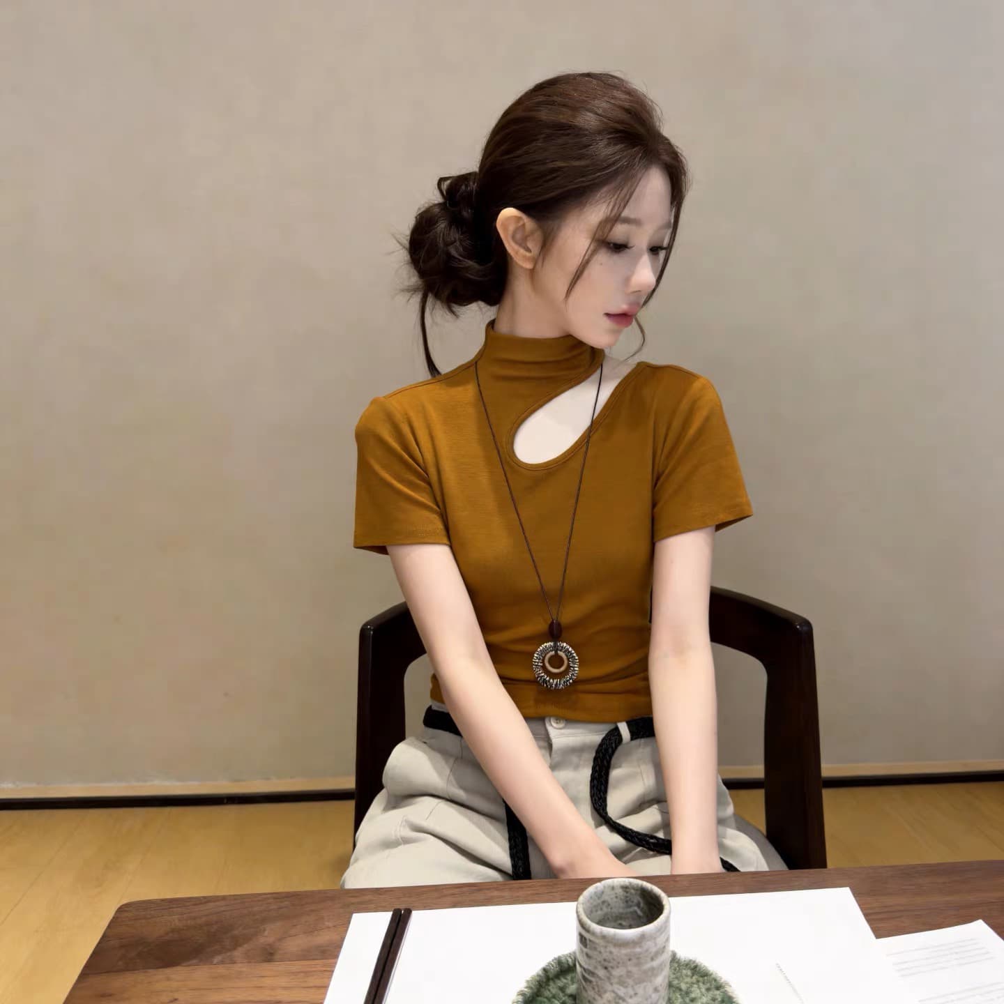 한국 스타일 디자인 센스 터틀넥 반팔 티셔츠 여성 가을 새로운 허리 수축 주름 다용도 홀로우 아웃 이슬 쇄골 작은 맨위 상세 이미지 1