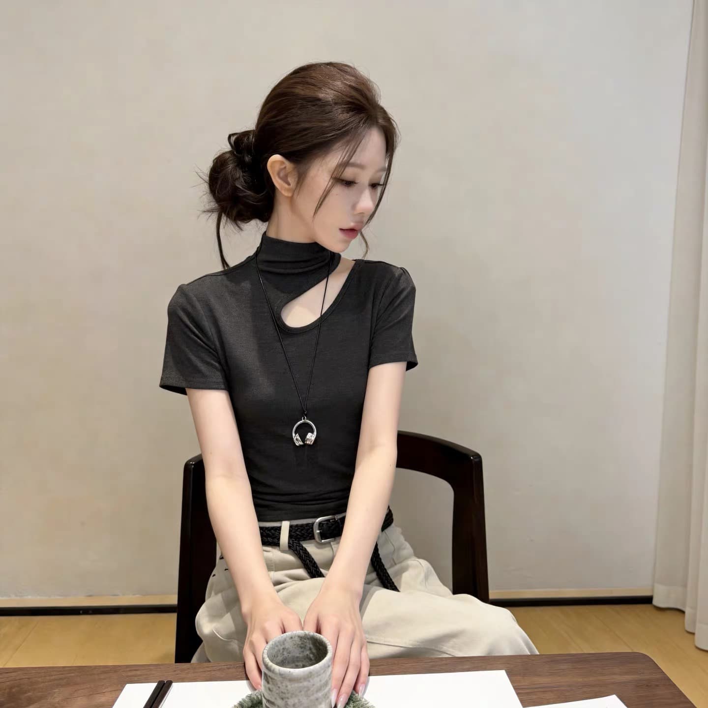한국 스타일 디자인 센스 터틀넥 반팔 티셔츠 여성 가을 새로운 허리 수축 주름 다용도 홀로우 아웃 이슬 쇄골 작은 맨위 상세 이미지 6