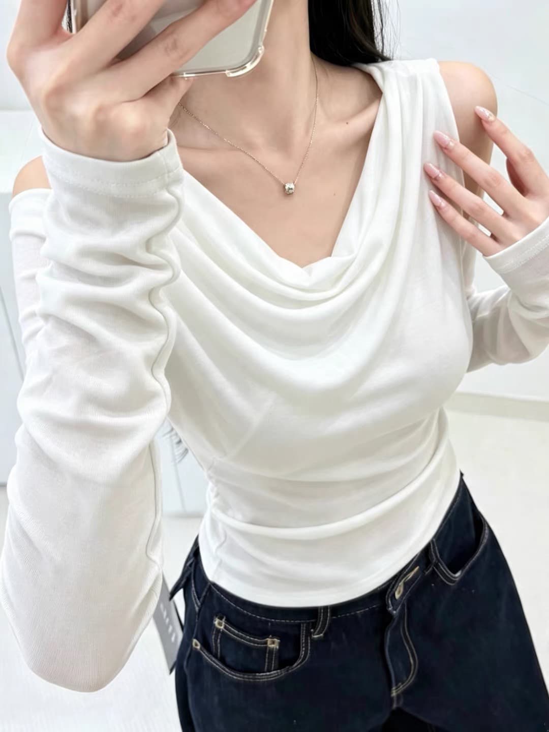오프숄더 말뚝 더미 칼라 긴팔 티셔츠 여성 디자인 센스 흔들다 칼라 몸매 가꾸기 슬림해 보이는 표지 고기 맨위 이른 가을 열세 개 여성 의류 상세 이미지 4