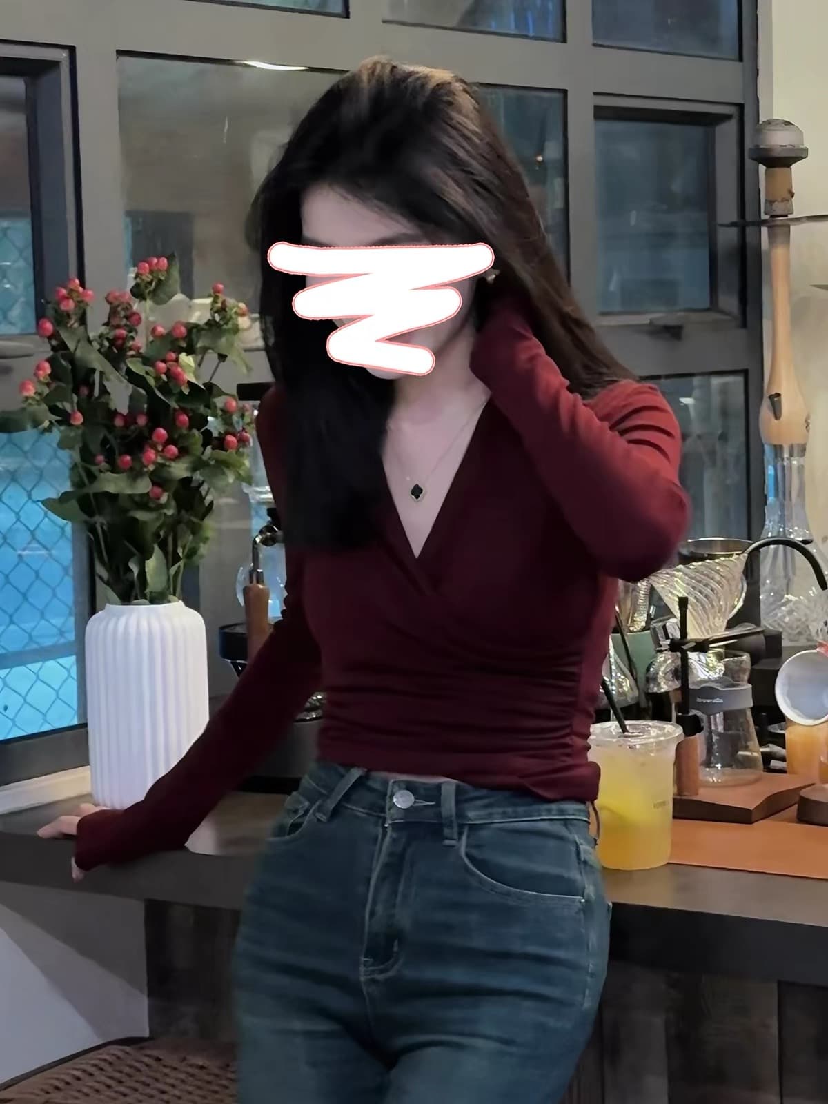 봄 프랑스식 레트로 십자가 V넥 긴팔 기본 셔츠 여성 2026 년 새로운 몸매 가꾸기 슬림해 보이는 쇼트 스타일 티셔츠 맨위 이미지 2