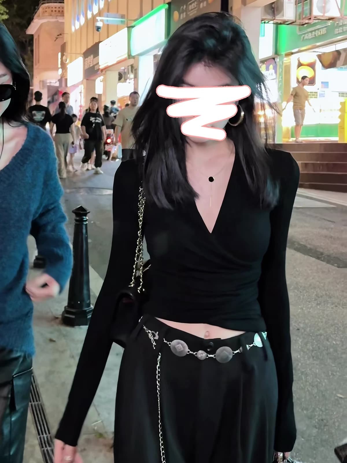 봄 프랑스식 레트로 십자가 V넥 긴팔 기본 셔츠 여성 2026 년 새로운 몸매 가꾸기 슬림해 보이는 쇼트 스타일 티셔츠 맨위 이미지 3