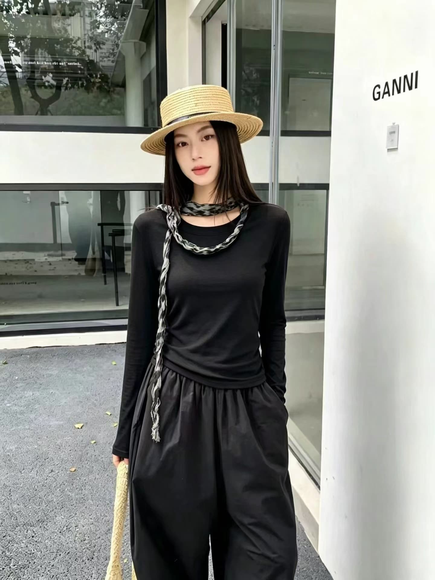 2026 가을 새로운 한 부서 단색 라운드 넥 몸매 가꾸기 슬림해 보이는 품격 긴팔 티셔츠 여성 경기 스카프 이미지 2
