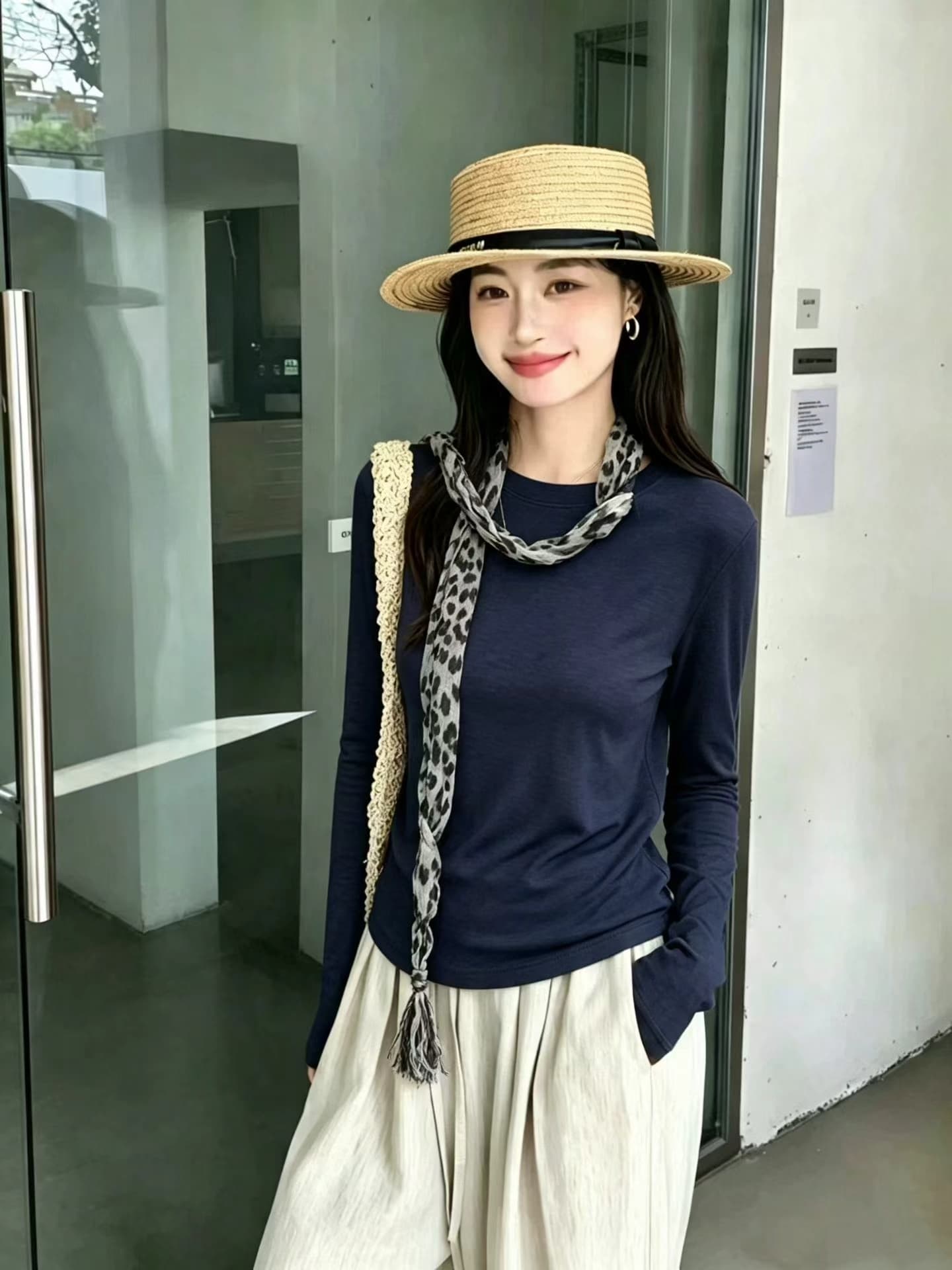 2026 가을 새로운 한 부서 단색 라운드 넥 몸매 가꾸기 슬림해 보이는 품격 긴팔 티셔츠 여성 경기 스카프 이미지 3