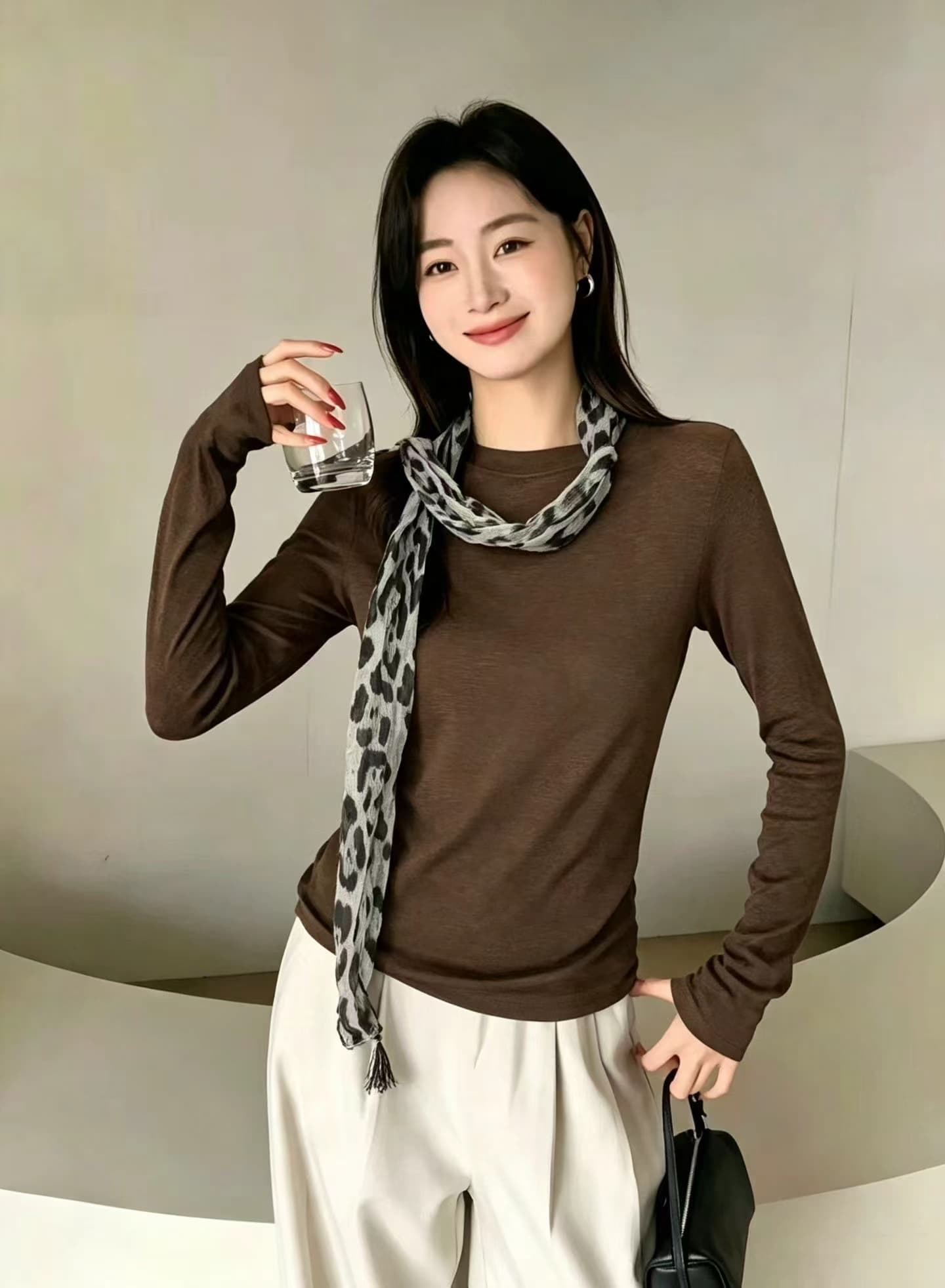 2026 가을 새로운 한 부서 단색 라운드 넥 몸매 가꾸기 슬림해 보이는 품격 긴팔 티셔츠 여성 경기 스카프 상세 이미지 2