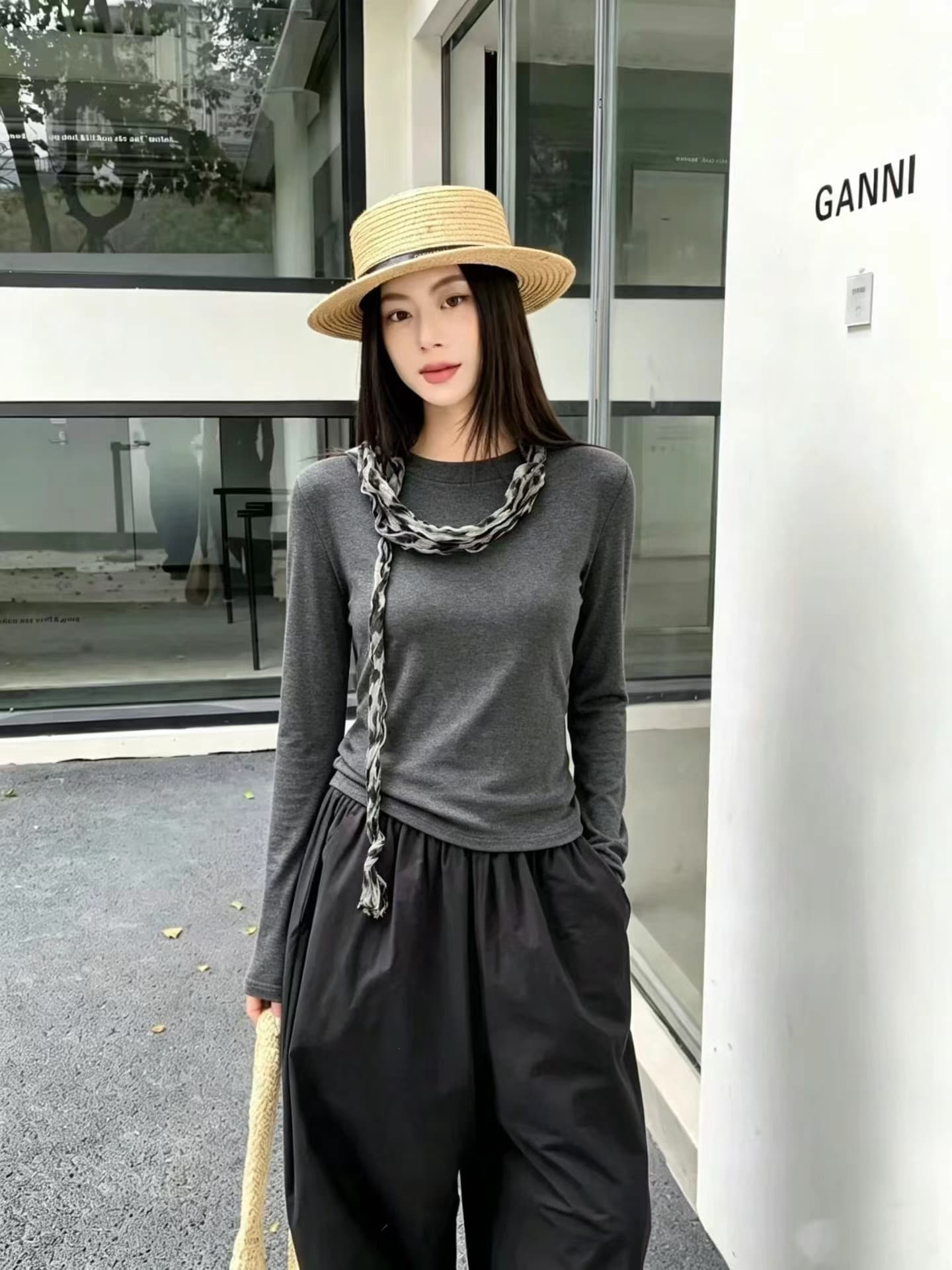2026 가을 새로운 한 부서 단색 라운드 넥 몸매 가꾸기 슬림해 보이는 품격 긴팔 티셔츠 여성 경기 스카프 상세 이미지 3