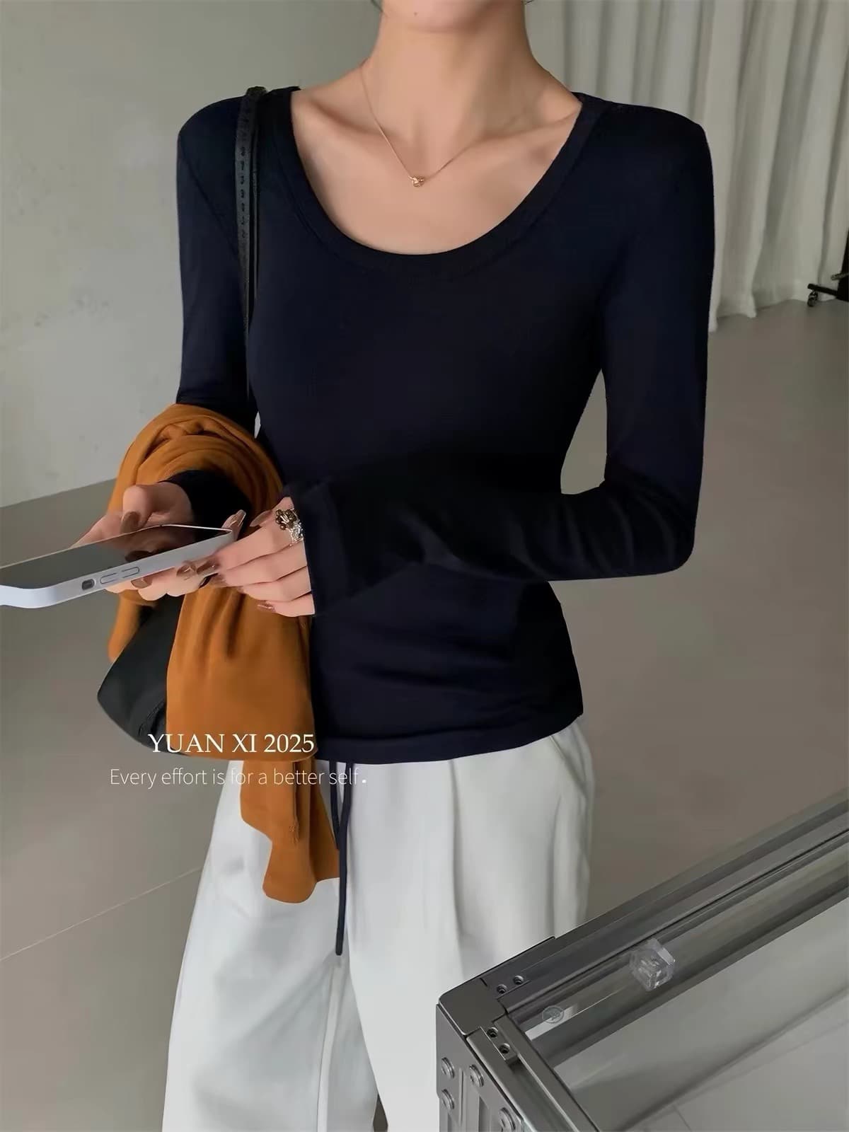 원 희 u 칼라 기본 셔츠 여성 가을 2026 새로운 낮은 네크라인 몸매 가꾸기 긴팔 티셔츠 낮은 네크라인 맨위 이미지 2