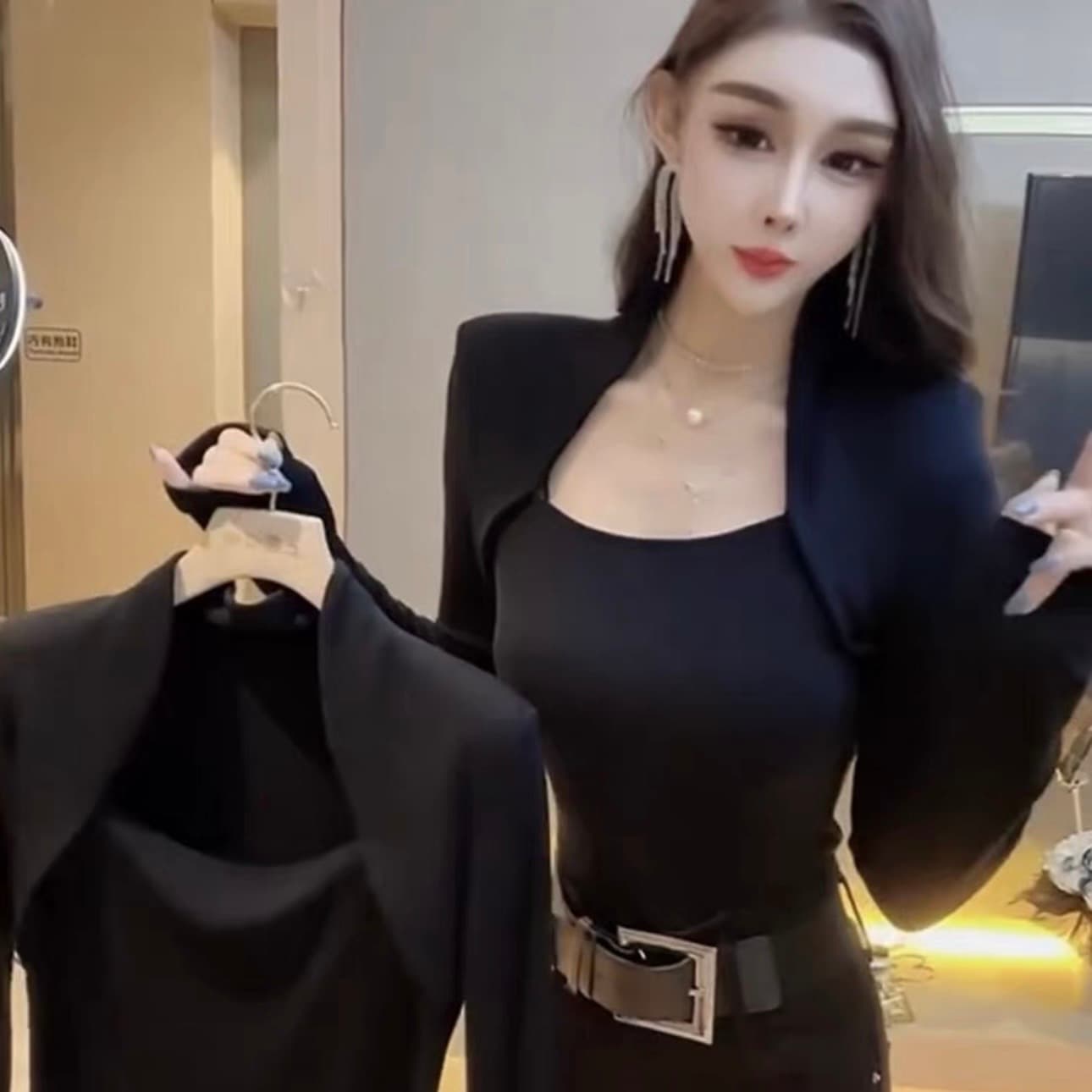 항구 바람 세련된 어깨 패드 디자인 고급 센스 긴팔 티셔츠 여성 2025 새로운 광장 칼라 외국 가스 몸매 가꾸기 다용도 맨위 이미지 5