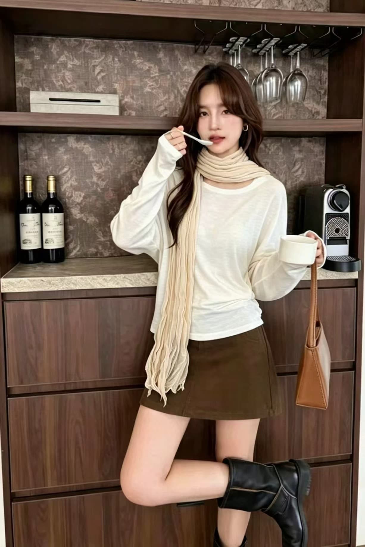 열세 개 가을 세트 이른 가을 디자인 센스 긴팔 티셔츠 여성 작은 대중 스카프 장식 슬림해 보이는 품격 맨위
