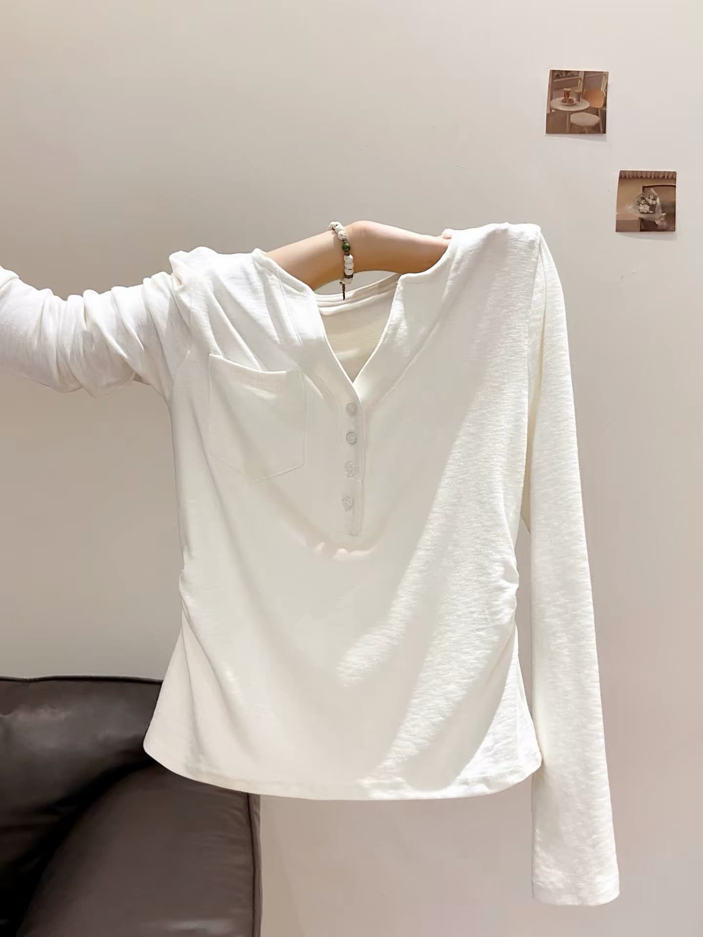 한 부서 반 개방 버클 V넥 긴팔 미니멀리즘 티셔츠 여성 가을 새로운 주머니 디자인 작은 대중 주름 허리 수축 짧은 맨위