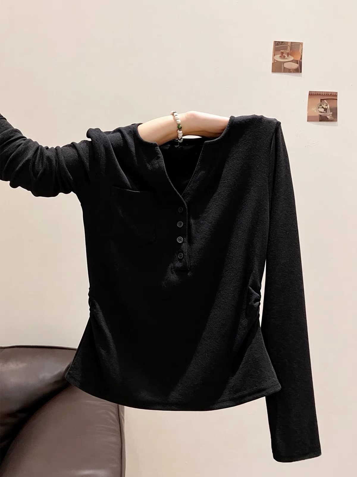 한 부서 반 개방 버클 V넥 긴팔 미니멀리즘 티셔츠 여성 가을 새로운 주머니 디자인 작은 대중 주름 허리 수축 짧은 맨위 이미지 3
