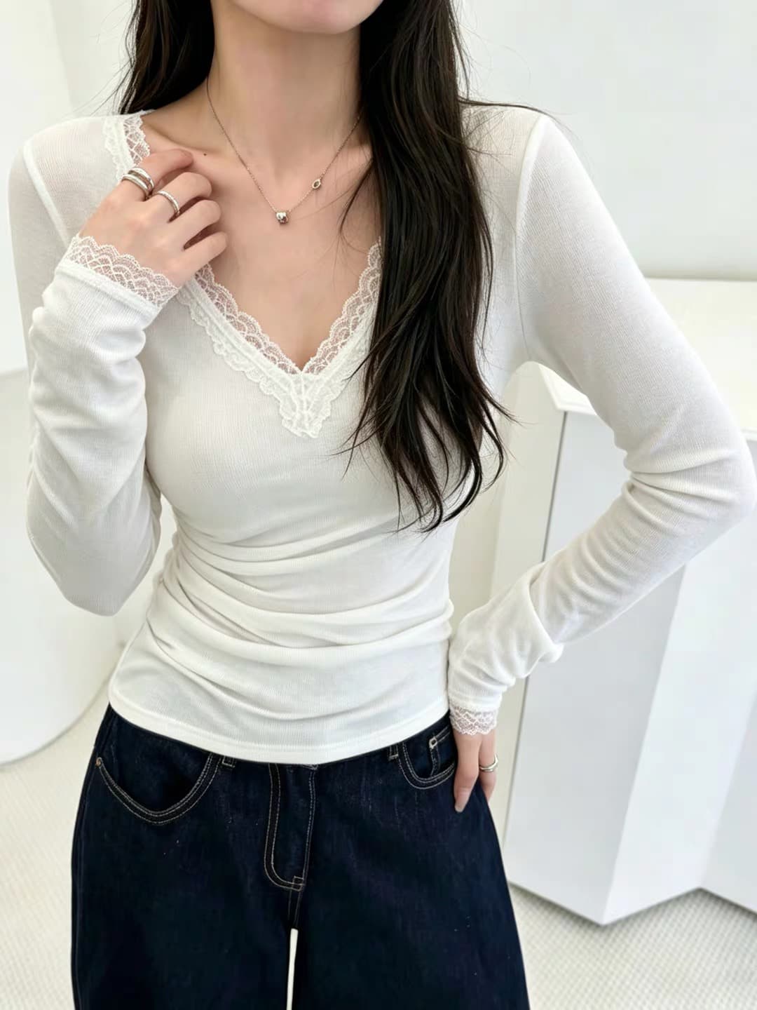 순수한 욕망 레이스 측면 V넥 기본 셔츠 긴팔 티셔츠 여성 2026 가을 새로운 몸매 가꾸기 슬림해 보이는 핫걸 인사이드 잡아라. 의류 이미지 3