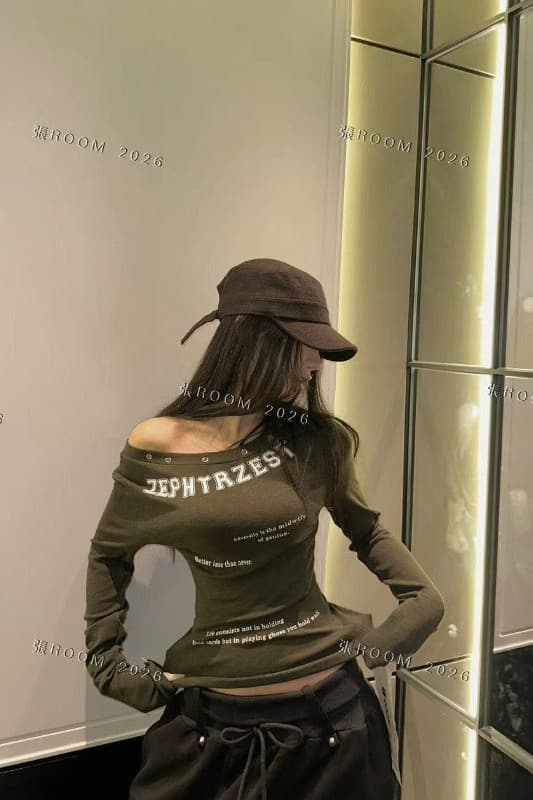 장 room 이른 가을 2026 새로운 순수한 욕망 비스듬한 어깨 긴팔 티셔츠 핫걸 알파벳 프린트 오프숄더 디자인 맨위 상세 이미지 5