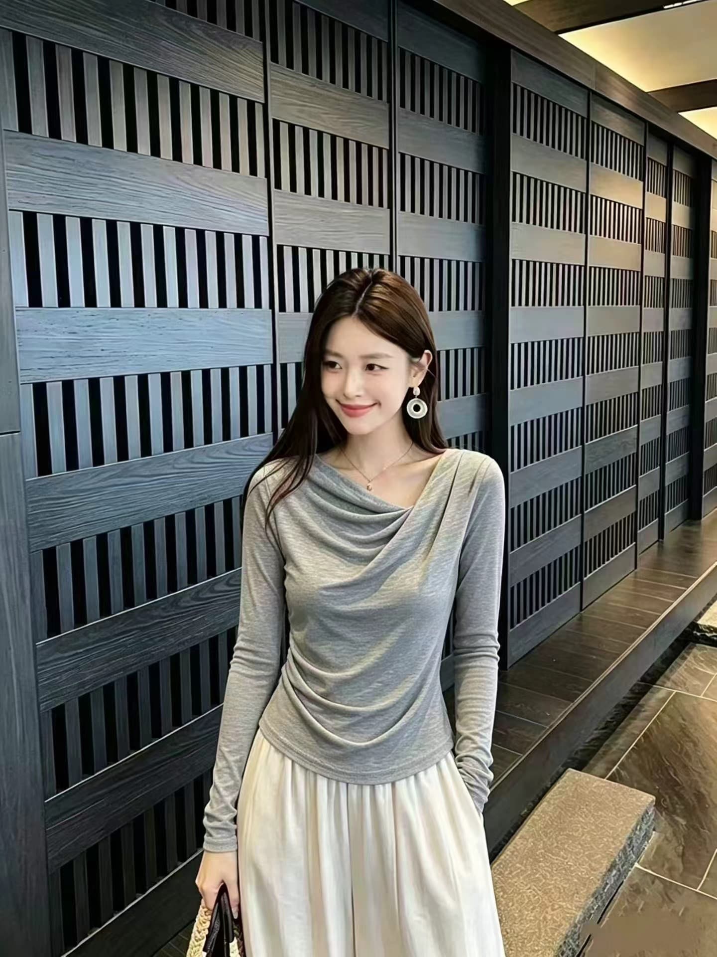오프숄더 흔들다 칼라 긴팔 티셔츠 여성 비스듬한 어깨 의류 2026 새로운 봄 가을 오프숄더 외국 가스 기본 셔츠 인사이드 가져 가라. 가을 이미지 4
