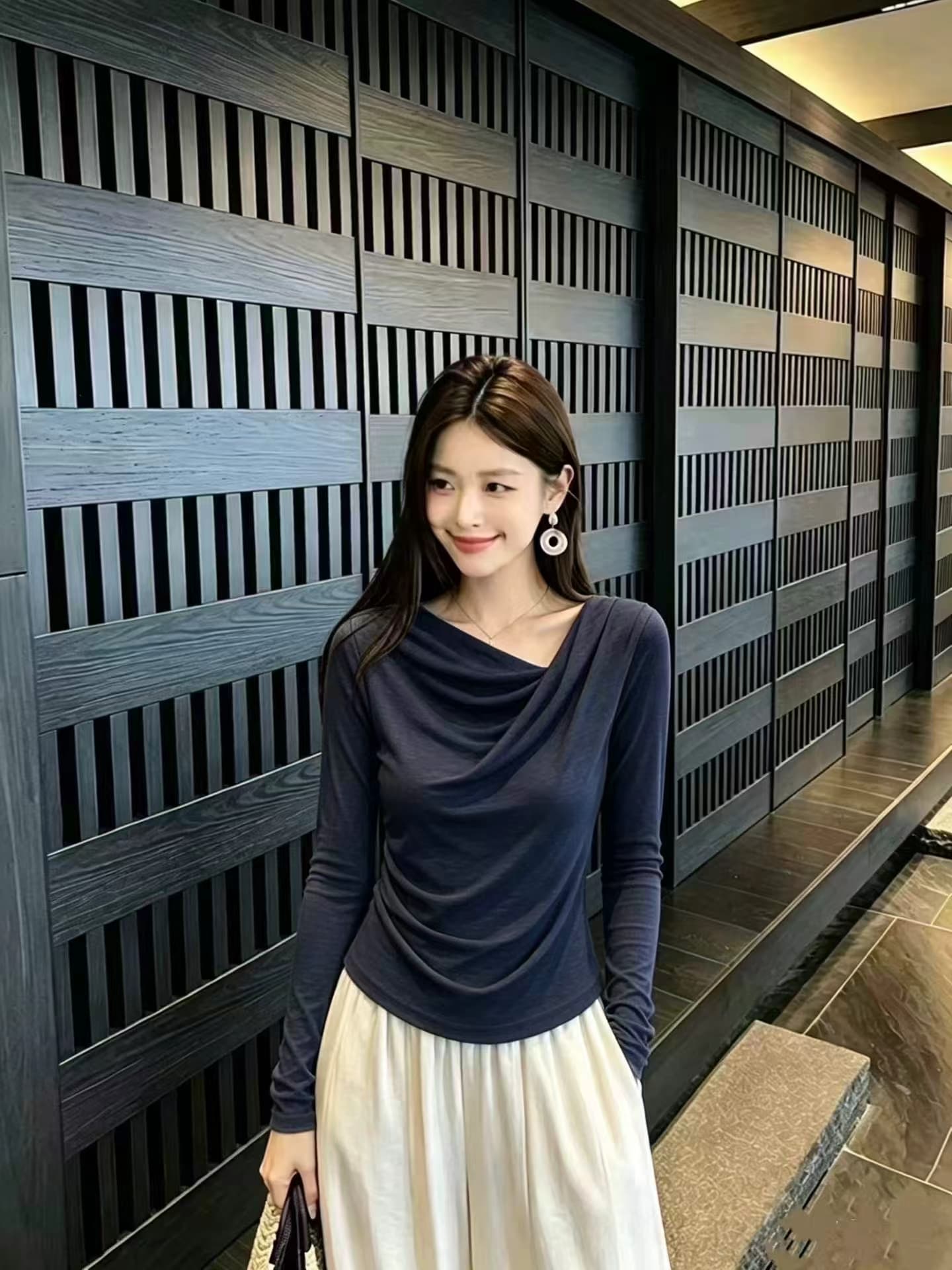 오프숄더 흔들다 칼라 긴팔 티셔츠 여성 비스듬한 어깨 의류 2026 새로운 봄 가을 오프숄더 외국 가스 기본 셔츠 인사이드 가져 가라. 가을 상세 이미지 5