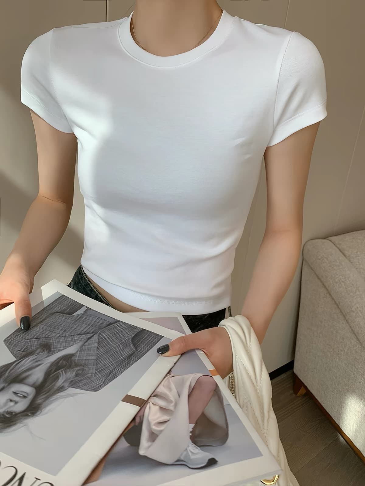 pinkeen 화이트 반팔 라운드 넥 티셔츠 여성 여름 2026 새로운 몸매 가꾸기 슬림해 보이는 면 센스 동정 쇼트 스타일 맨위 이미지 2