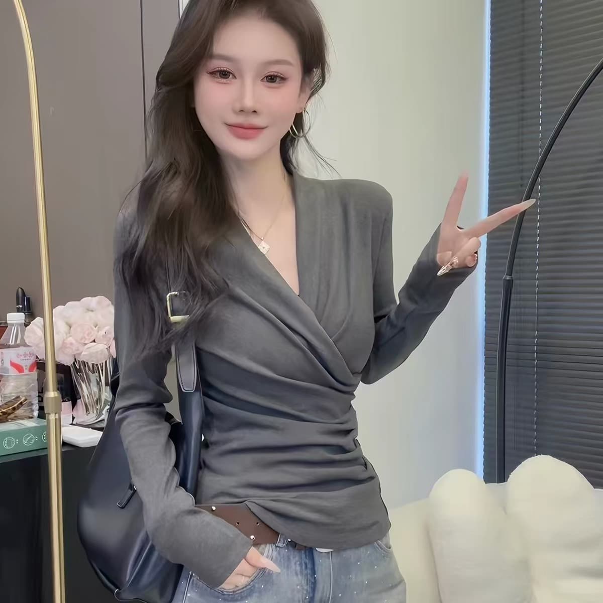 2026 봄 새로운 빛 요리 한 바람 외국 가스 디자인 센스 만나는 몸매 가꾸기 디스플레이 V넥 품격 긴팔 티셔츠 여성 의류 맨위 이미지 3