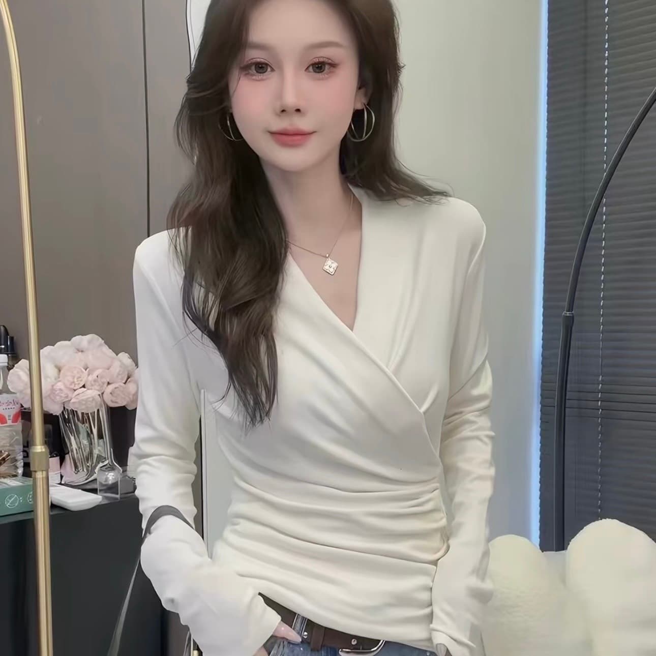 2026 봄 새로운 빛 요리 한 바람 외국 가스 디자인 센스 만나는 몸매 가꾸기 디스플레이 V넥 품격 긴팔 티셔츠 여성 의류 맨위 이미지 5