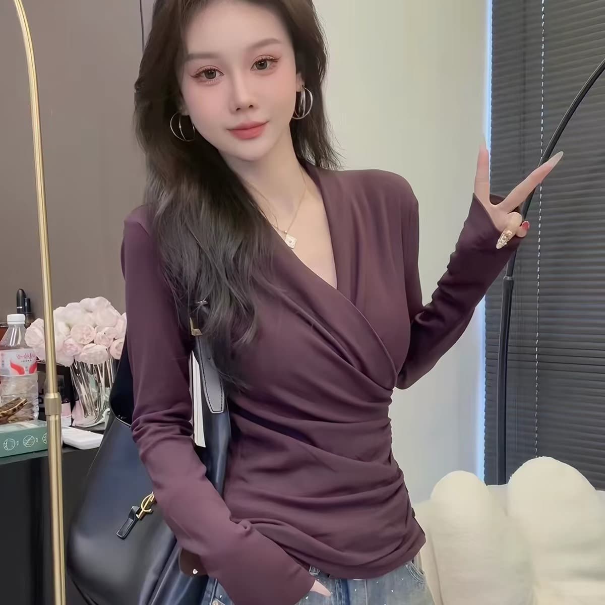 2026 봄 새로운 빛 요리 한 바람 외국 가스 디자인 센스 만나는 몸매 가꾸기 디스플레이 V넥 품격 긴팔 티셔츠 여성 의류 맨위 상세 이미지 2