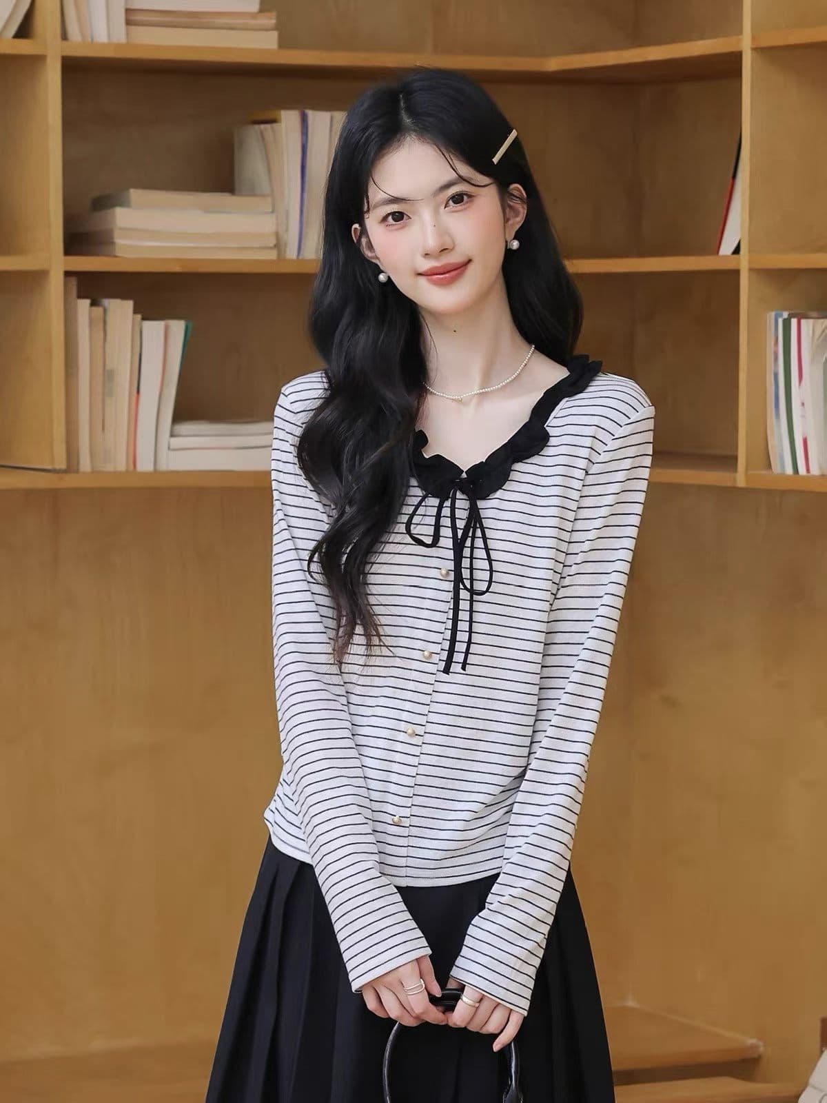 한 부서 프릴 V넥 레이스업 긴팔 티셔츠 여성 2026 가을 새로운 디자인 센스 작은 대중 스트라이프 맨위