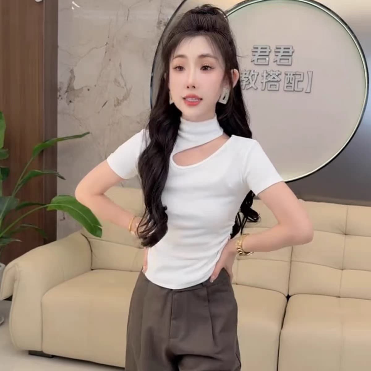 검정색 반하이넥 홀로우 아웃 반팔 티셔츠 여성 이른 가을 인사이드 가져 가라. 기본 셔츠 2026 새로운 몸매 가꾸기 슬림해 보이는 맨위 트렌디