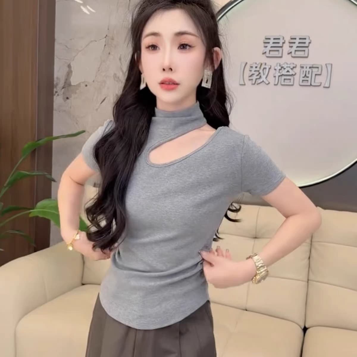 검정색 반하이넥 홀로우 아웃 반팔 티셔츠 여성 이른 가을 인사이드 가져 가라. 기본 셔츠 2026 새로운 몸매 가꾸기 슬림해 보이는 맨위 트렌디 이미지 3