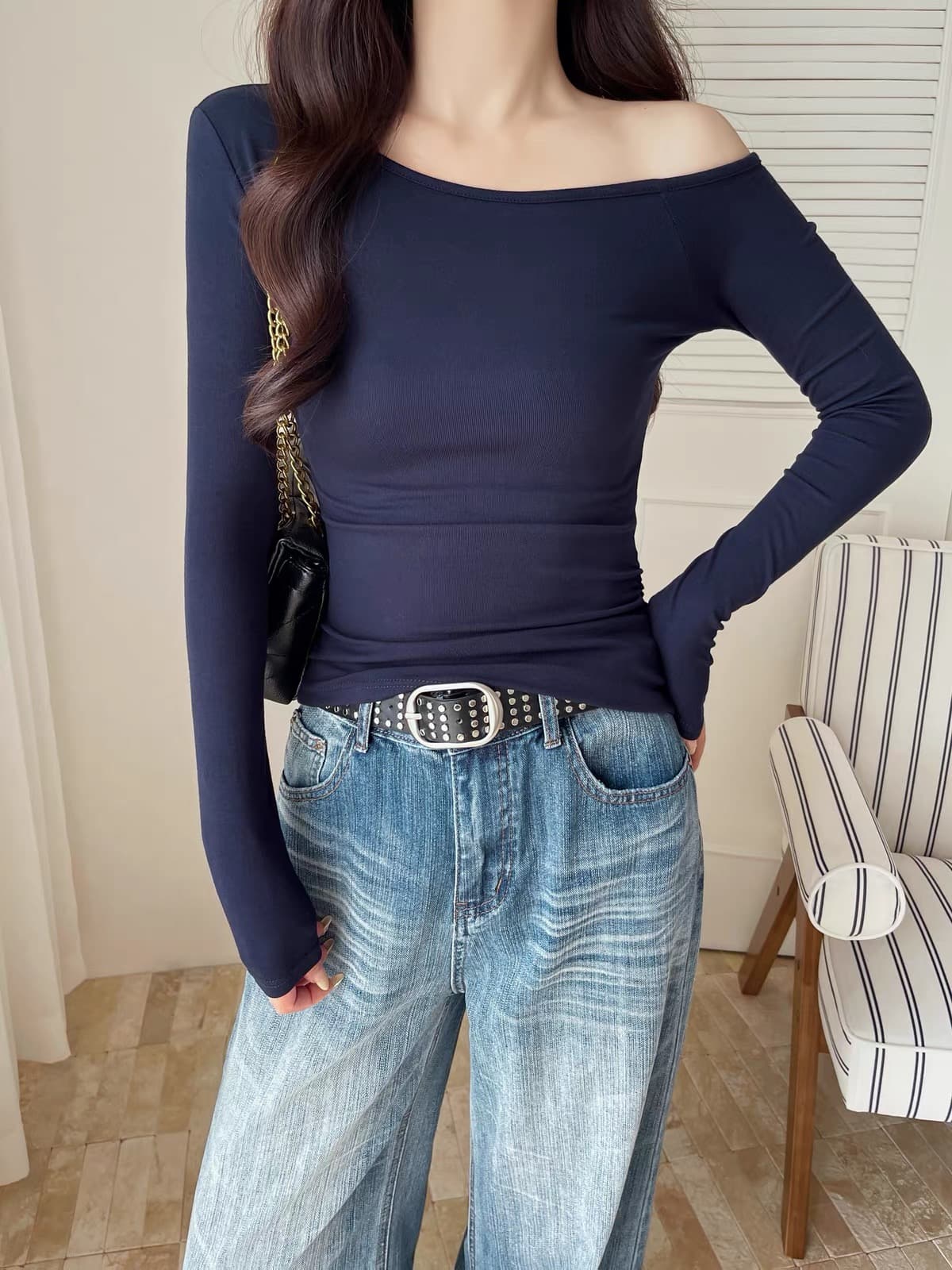 이른 가을 고유 한 아름다운 검정색 한 단어 비스듬한 어깨 긴팔 티셔츠 여성 몸매 가꾸기 오프숄더 고급 외국 가스 기본 셔츠 맨위 상세 이미지 3