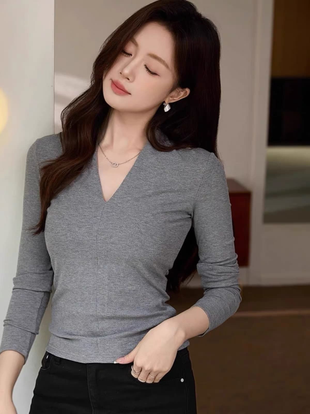 품격 깊은 V 넥 긍정적 인 어깨 기본 셔츠 여성 2026 봄 새로운 패션 몸매 가꾸기 슬림해 보이는 인사이드 가져 가라. 긴팔 티셔츠 맨위 이미지 2