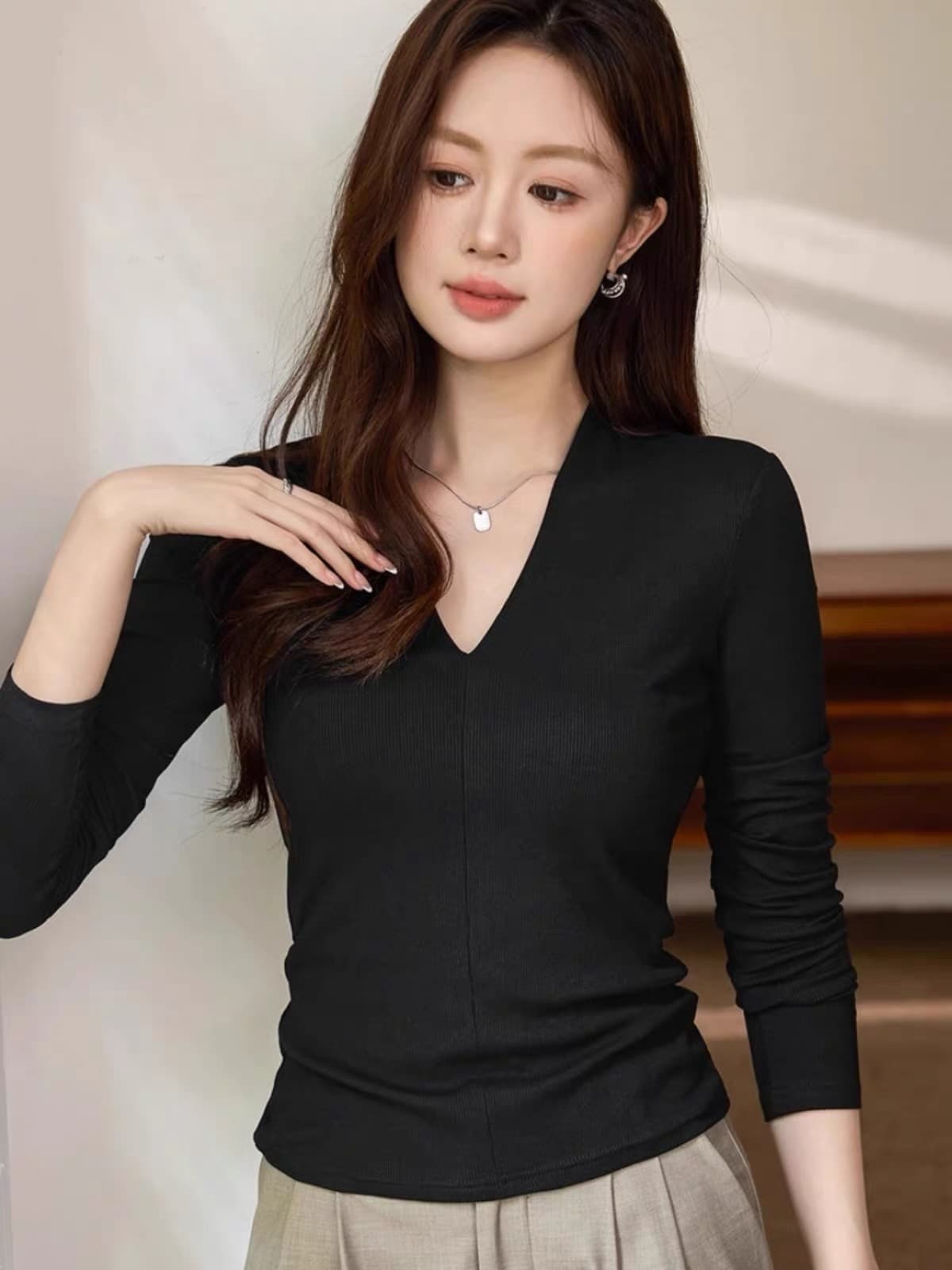 품격 깊은 V 넥 긍정적 인 어깨 기본 셔츠 여성 2026 봄 새로운 패션 몸매 가꾸기 슬림해 보이는 인사이드 가져 가라. 긴팔 티셔츠 맨위 이미지 4