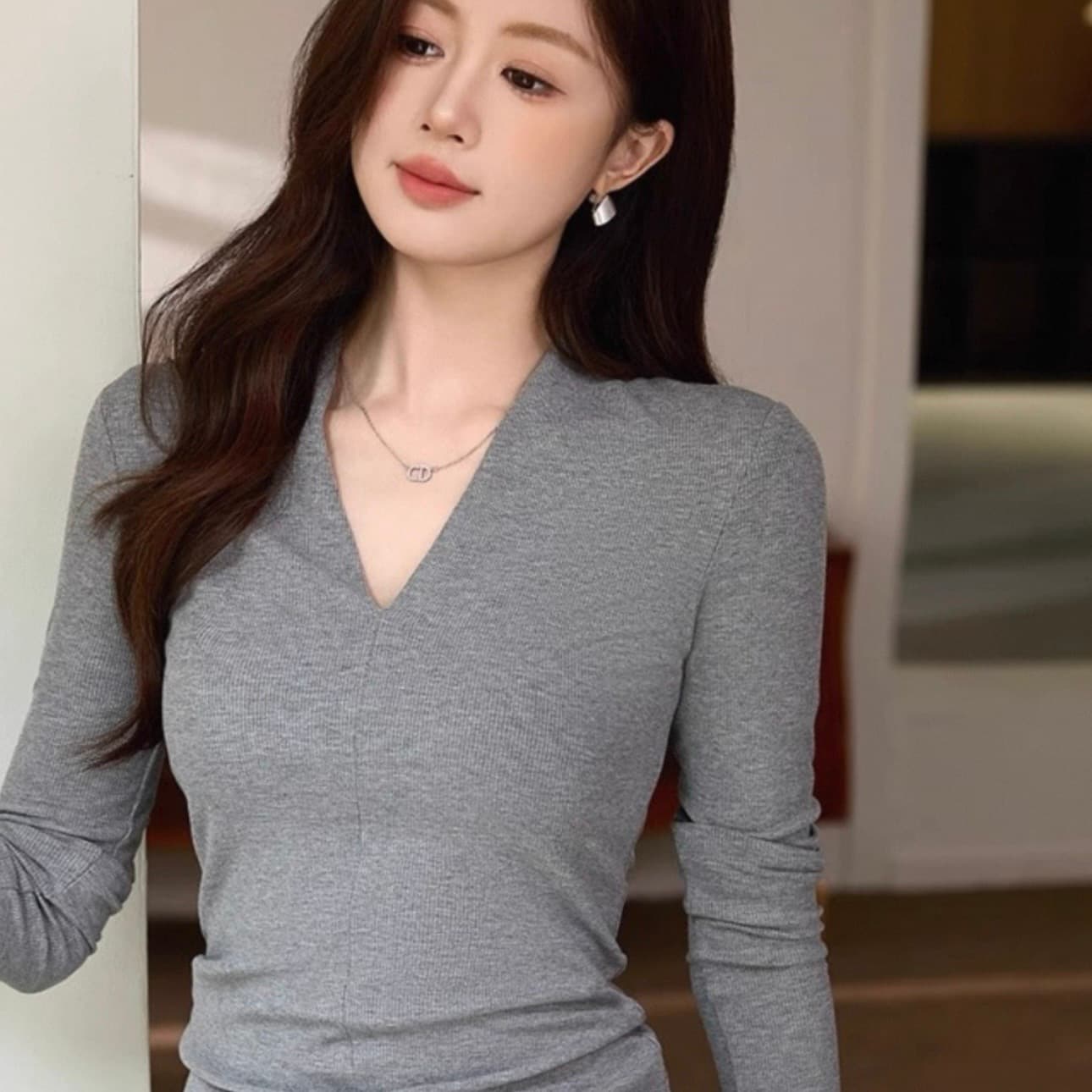 품격 깊은 V 넥 긍정적 인 어깨 기본 셔츠 여성 2026 봄 새로운 패션 몸매 가꾸기 슬림해 보이는 인사이드 가져 가라. 긴팔 티셔츠 맨위 이미지 5