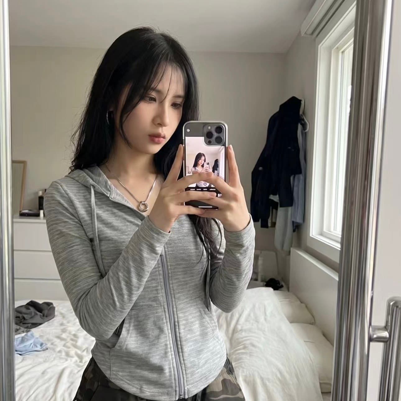 회색 스트라이프 후드 여성 코트 가을 2026 봄 가을 새로운 더블 지퍼 오픈 가디건 얇은 스타일 모자 포함 후드티 짧은 맨위 상세 이미지 1
