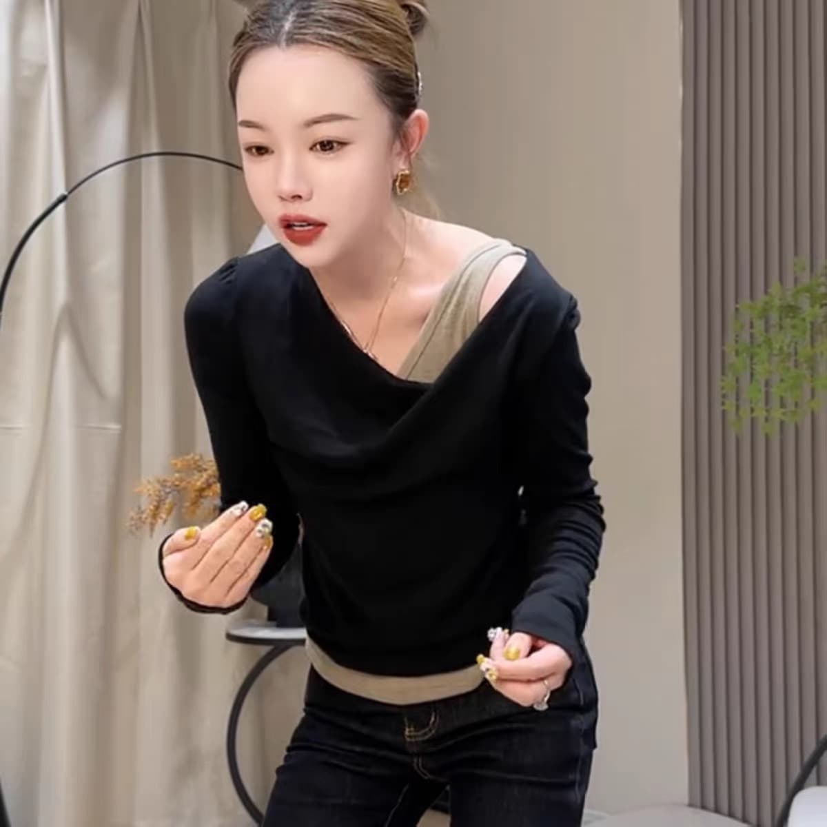 출퇴근 바람 비스듬한 어깨 페이크 레이어드 긴팔 기본 셔츠 티셔츠 여성 2026 가을 디자인 센스 커피 색상 몸매 가꾸기 슬림해 보이는 맨위 이미지 5