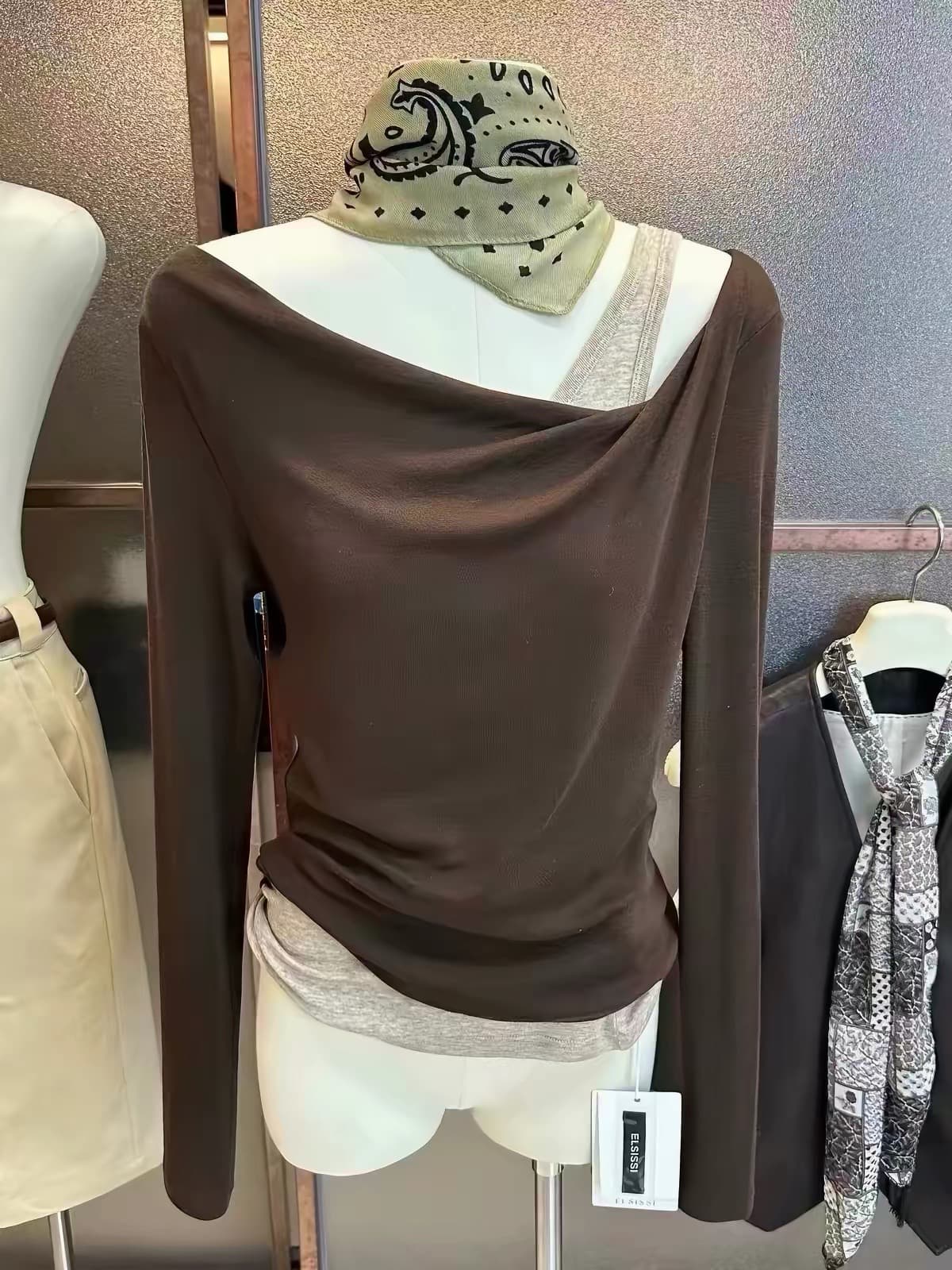 열세 개 비스듬한 어깨 의류 가을 의상 새로운 디자인 센스 새는 어깨 흔들다 칼라 몸매 가꾸기 페이크 레이어드 긴팔 만나는 티셔츠 여성 이미지 3
