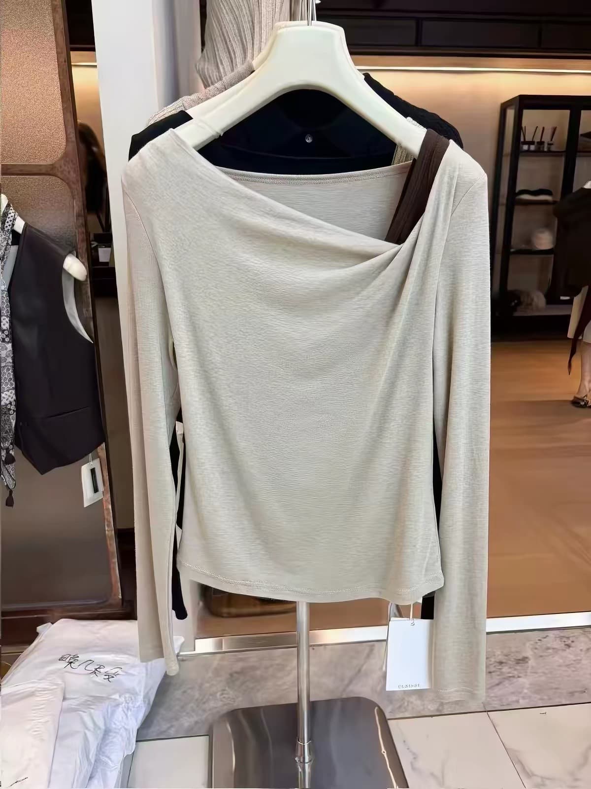 열세 개 비스듬한 어깨 의류 가을 의상 새로운 디자인 센스 새는 어깨 흔들다 칼라 몸매 가꾸기 페이크 레이어드 긴팔 만나는 티셔츠 여성 상세 이미지 4