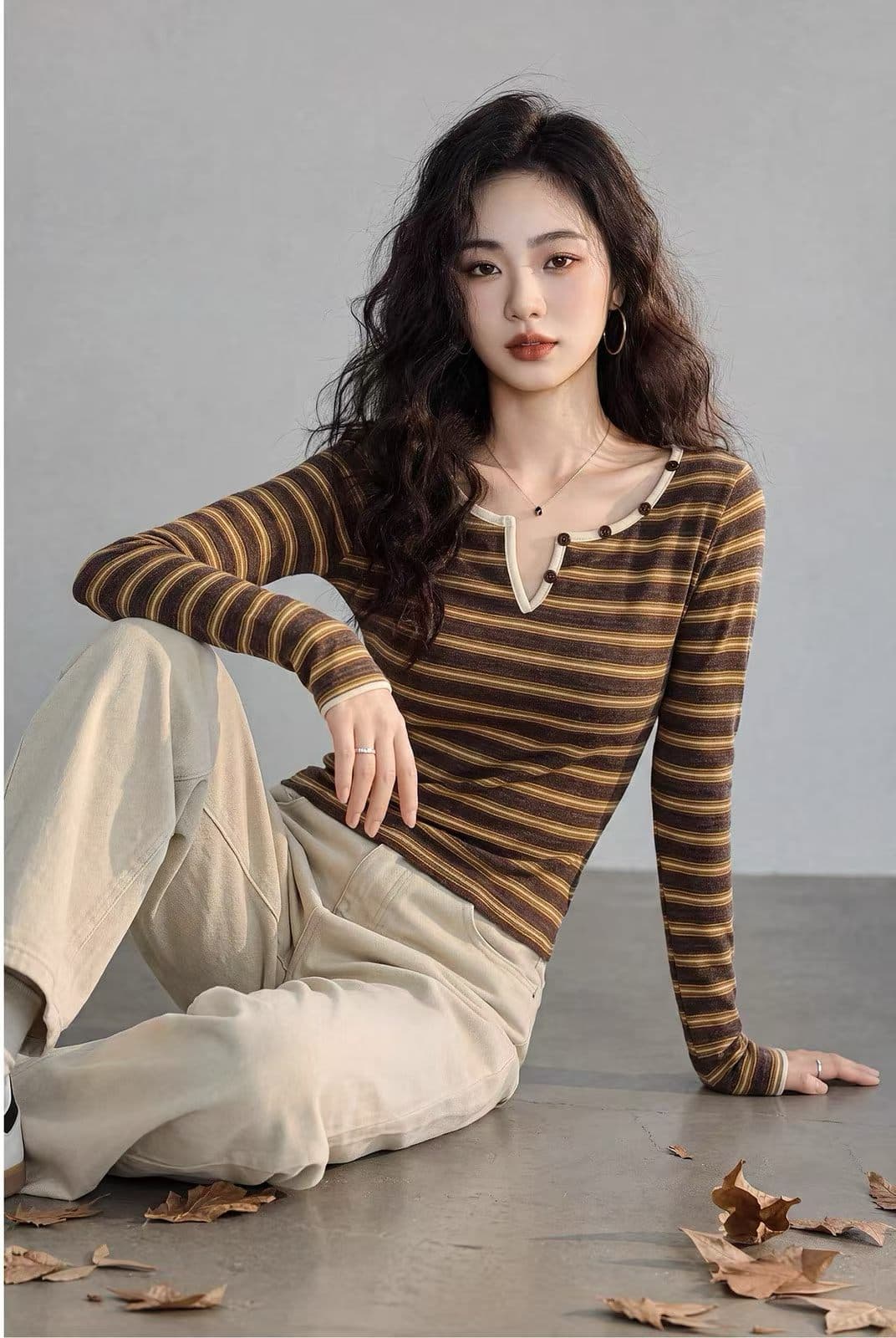 한 부서 레트로 V넥 긴팔 스트라이프 맨위 여성 가을 2026 새로운 몸매 가꾸기 슬림해 보이는 출퇴근 다용도 배색 티셔츠