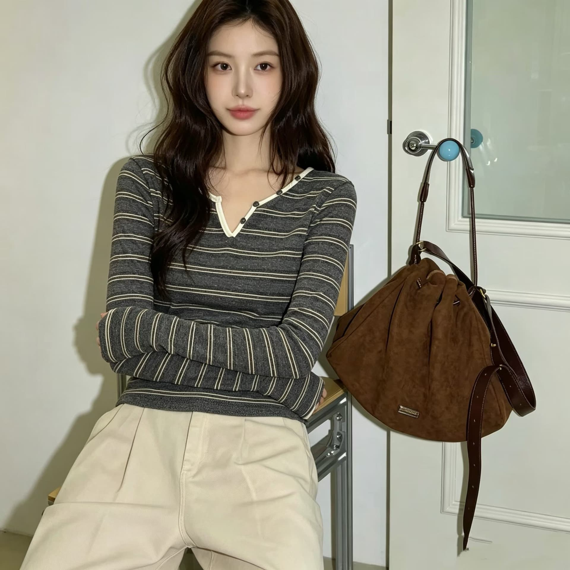 한 부서 레트로 V넥 긴팔 스트라이프 맨위 여성 가을 2026 새로운 몸매 가꾸기 슬림해 보이는 출퇴근 다용도 배색 티셔츠 이미지 2