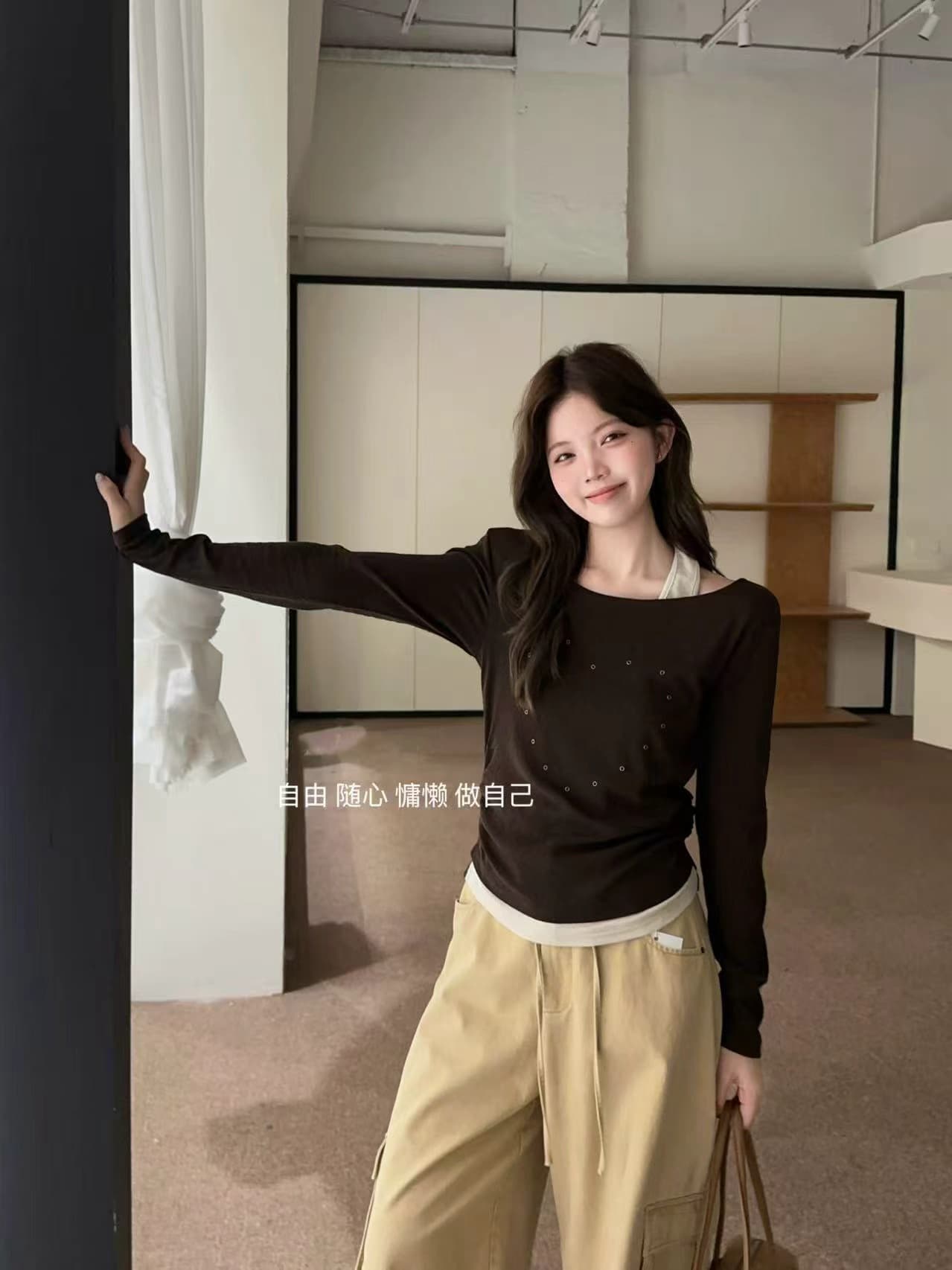 고급 유럽 상품 2026 가을 새로운 캐미솔 페이크 레이어드 비스듬한 어깨 긴팔 티셔츠 여성 몸매 가꾸기 슬림해 보이는 맨위 상세 이미지 3