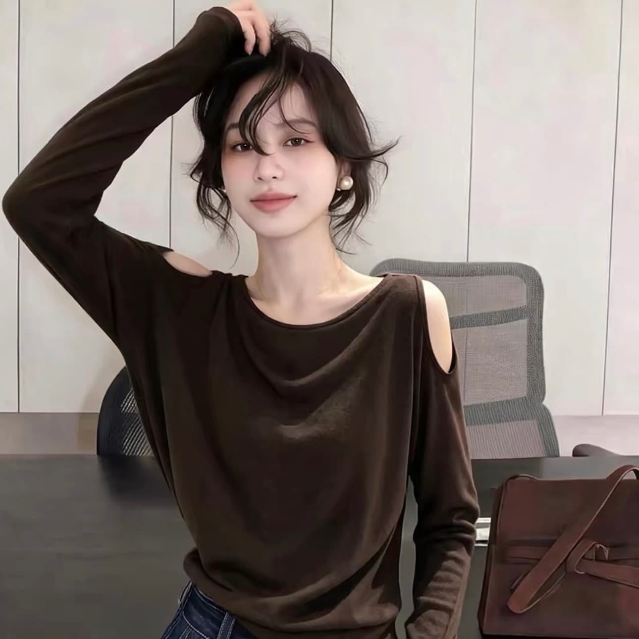 Chic 디자인 센스 오프숄더 긴팔 티셔츠 여성 2026 이른 가을 자이언트 잘 생긴 루즈핏 다용도 커피 색상 기본 셔츠 맨위 이미지 5