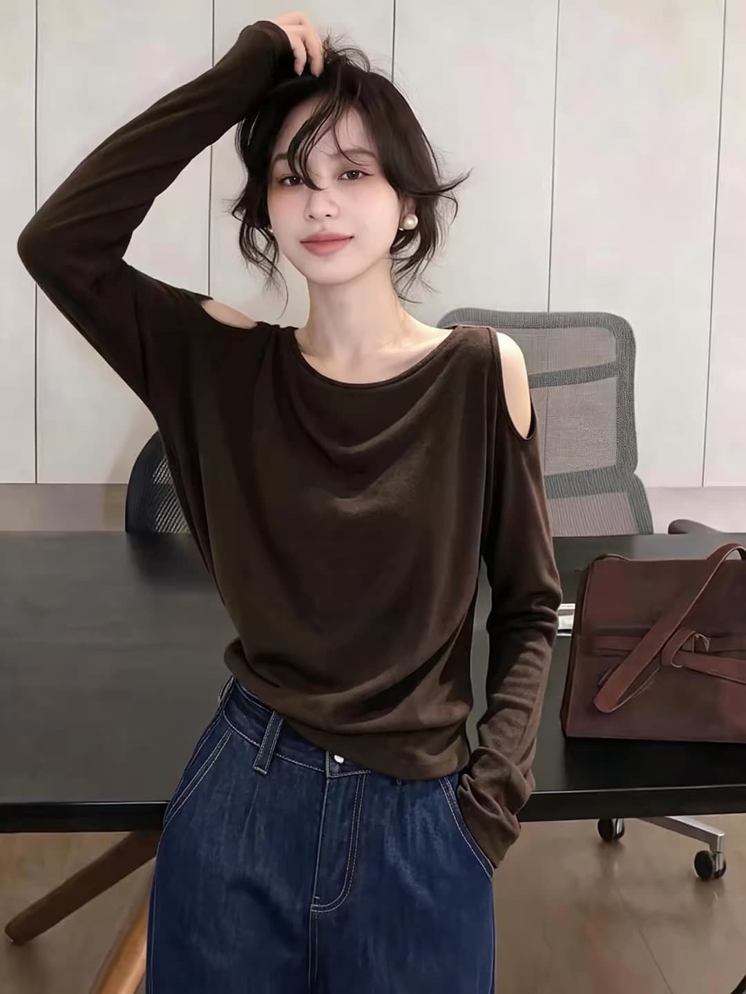 Chic 디자인 센스 오프숄더 긴팔 티셔츠 여성 2026 이른 가을 자이언트 잘 생긴 루즈핏 다용도 커피 색상 기본 셔츠 맨위 상세 이미지 2