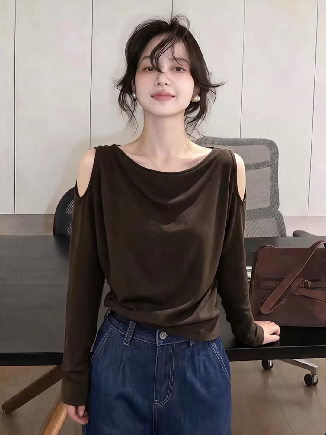 Chic 디자인 센스 오프숄더 긴팔 티셔츠 여성 2026 이른 가을 자이언트 잘 생긴 루즈핏 다용도 커피 색상 기본 셔츠 맨위 상세 이미지 3