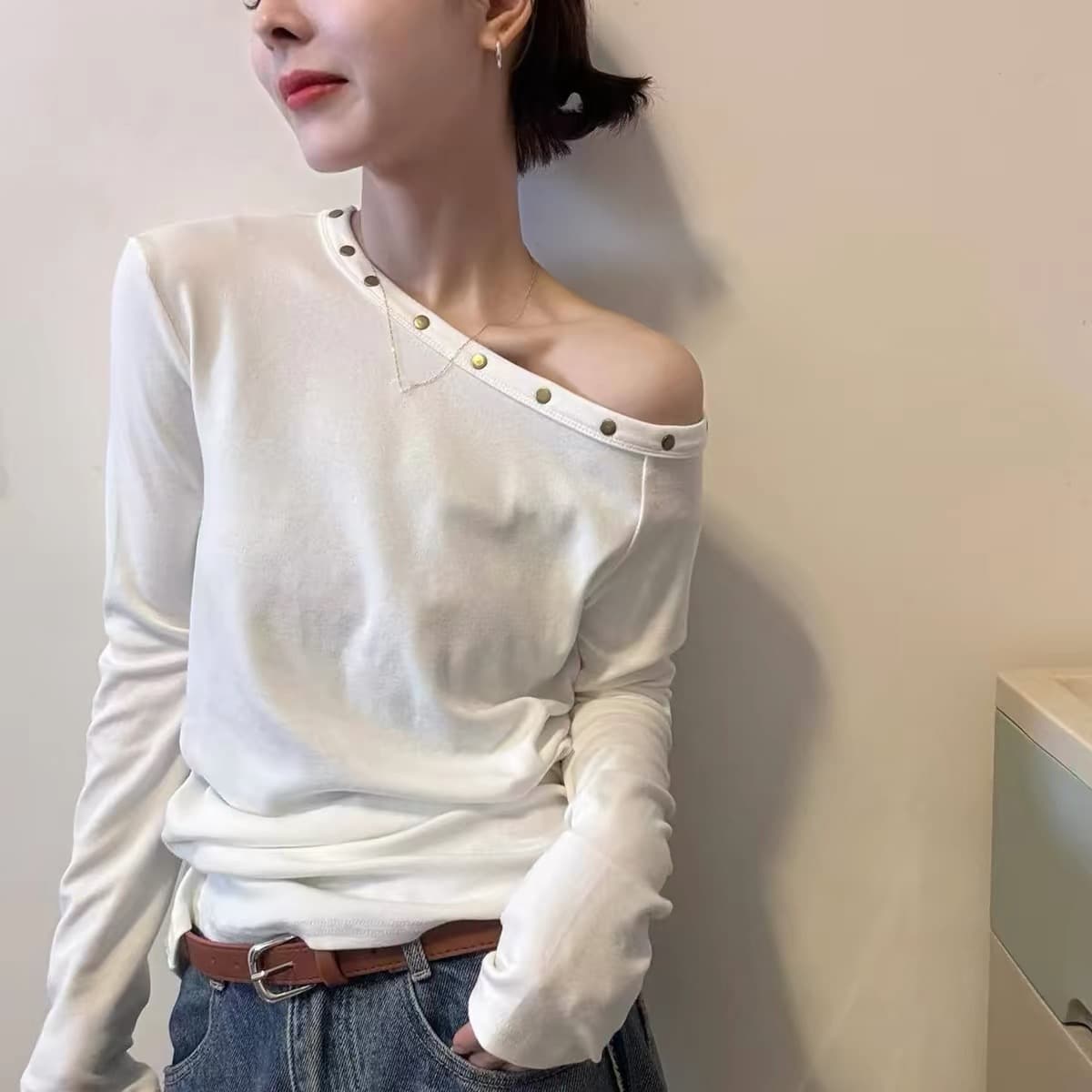 커피 색상 한 부서 비스듬한 어깨 긴팔 티셔츠 여성 2026 봄 새로운 디자인 센스 품격 슬림해 보이는 다용도 아름다운 맨위 상세 이미지 2